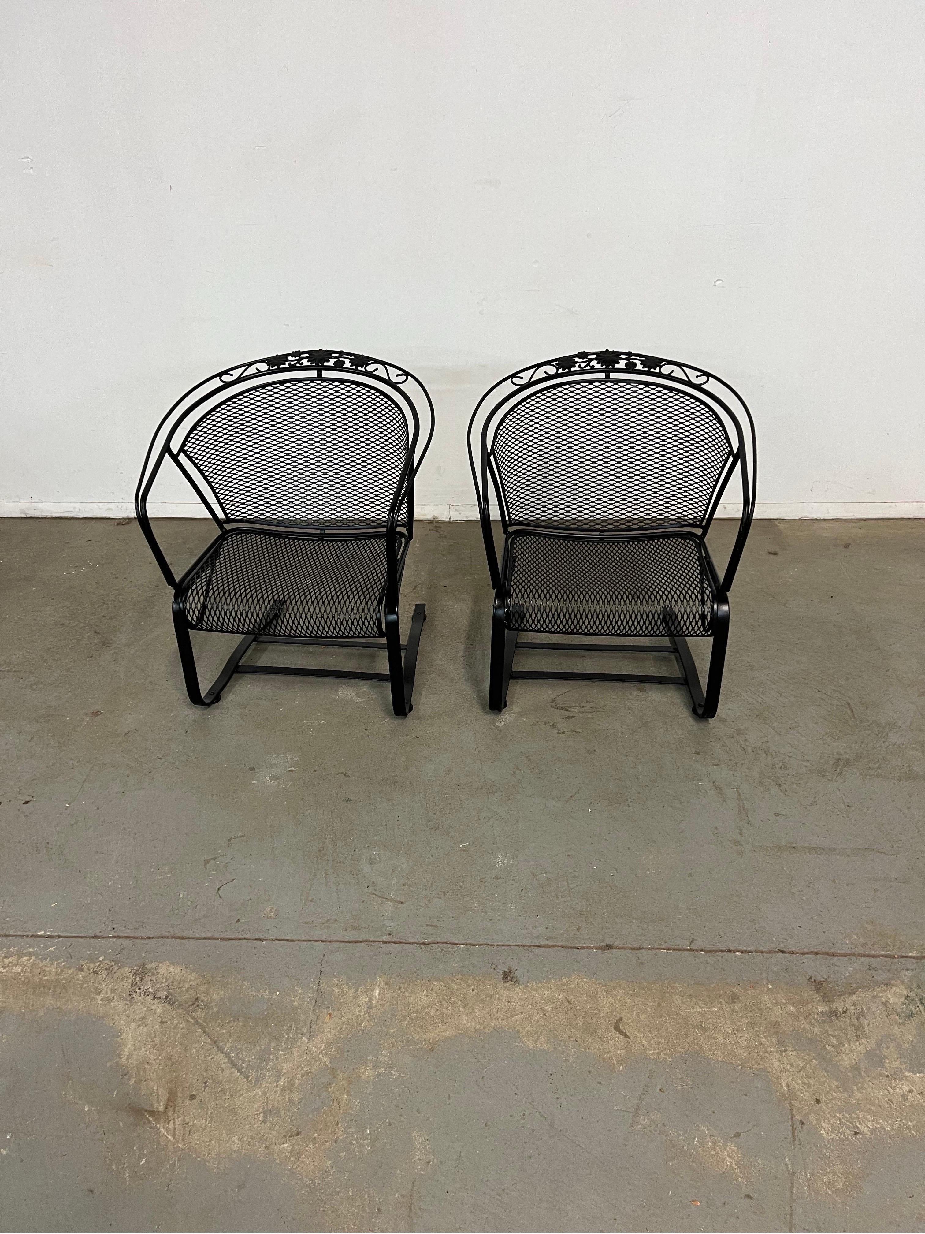 Lot de 2 chaises d'extérieur à dossier incurvé Cantilever/Springer Mid-Century Modern Salterini
Nous vous proposons un fauteuil d'extérieur Cantilever/Springer à dossier incurvé de style Salterini (circa 1960's). Le fer forgé émaillé et tressé