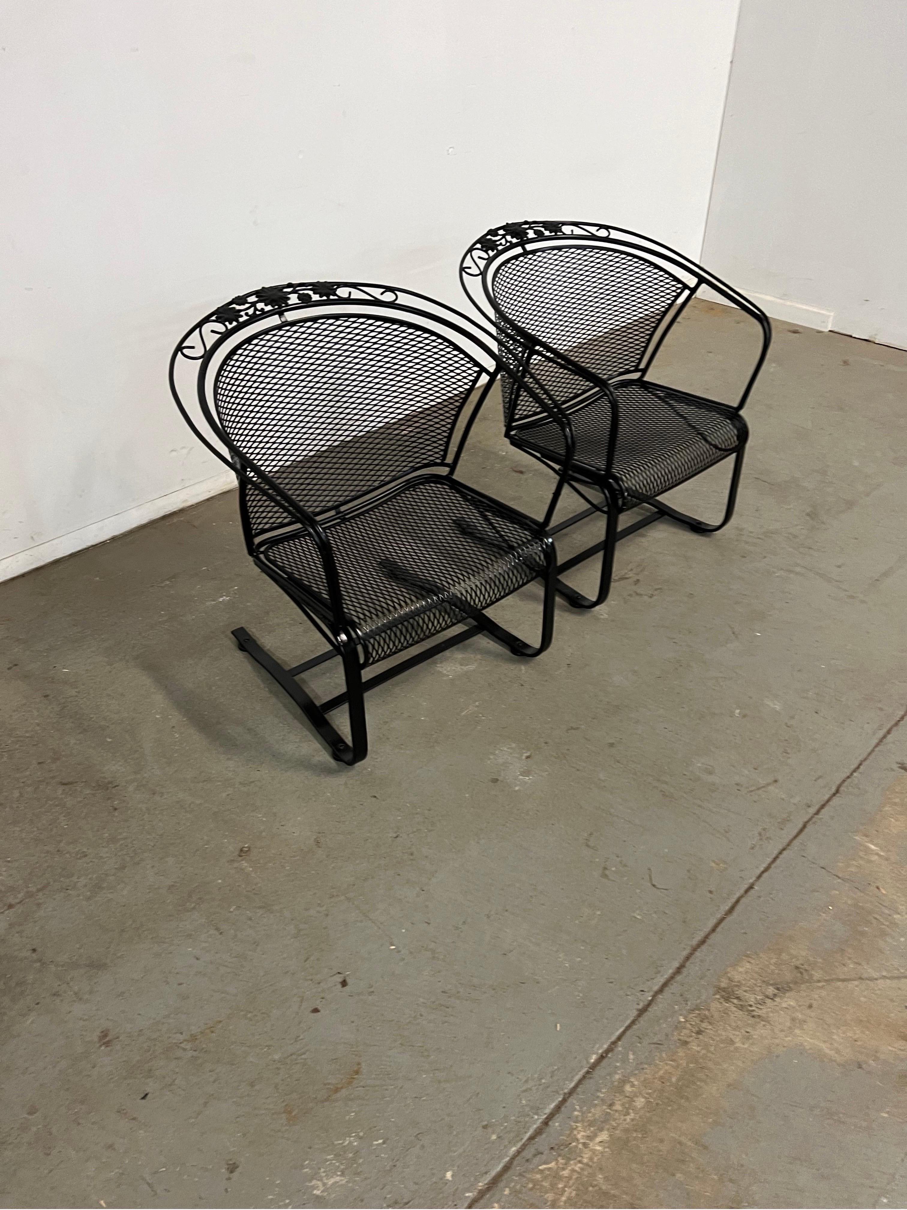 Lot de 2 chaises d'extérieur à dossier incurvé Cantilever/Springer Mid-Century Modern Salterini
Nous vous proposons un fauteuil d'extérieur Cantilever/Springer à dossier incurvé de style Salterini (circa 1960's). Le fer forgé émaillé et tressé