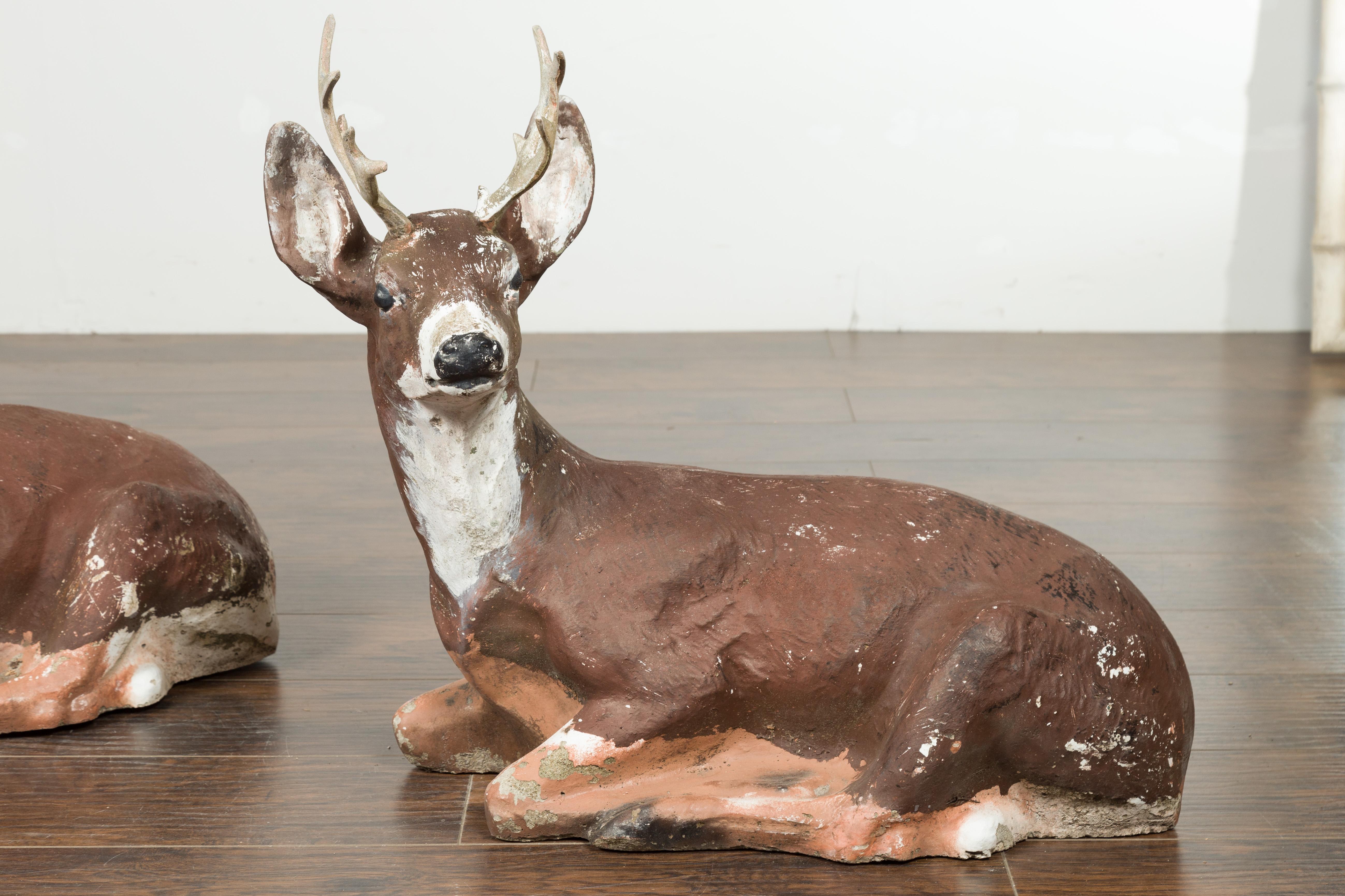 Peint Paire de sculptures de cerfs américains vintage du milieu du siècle dernier avec patine vieillie en vente