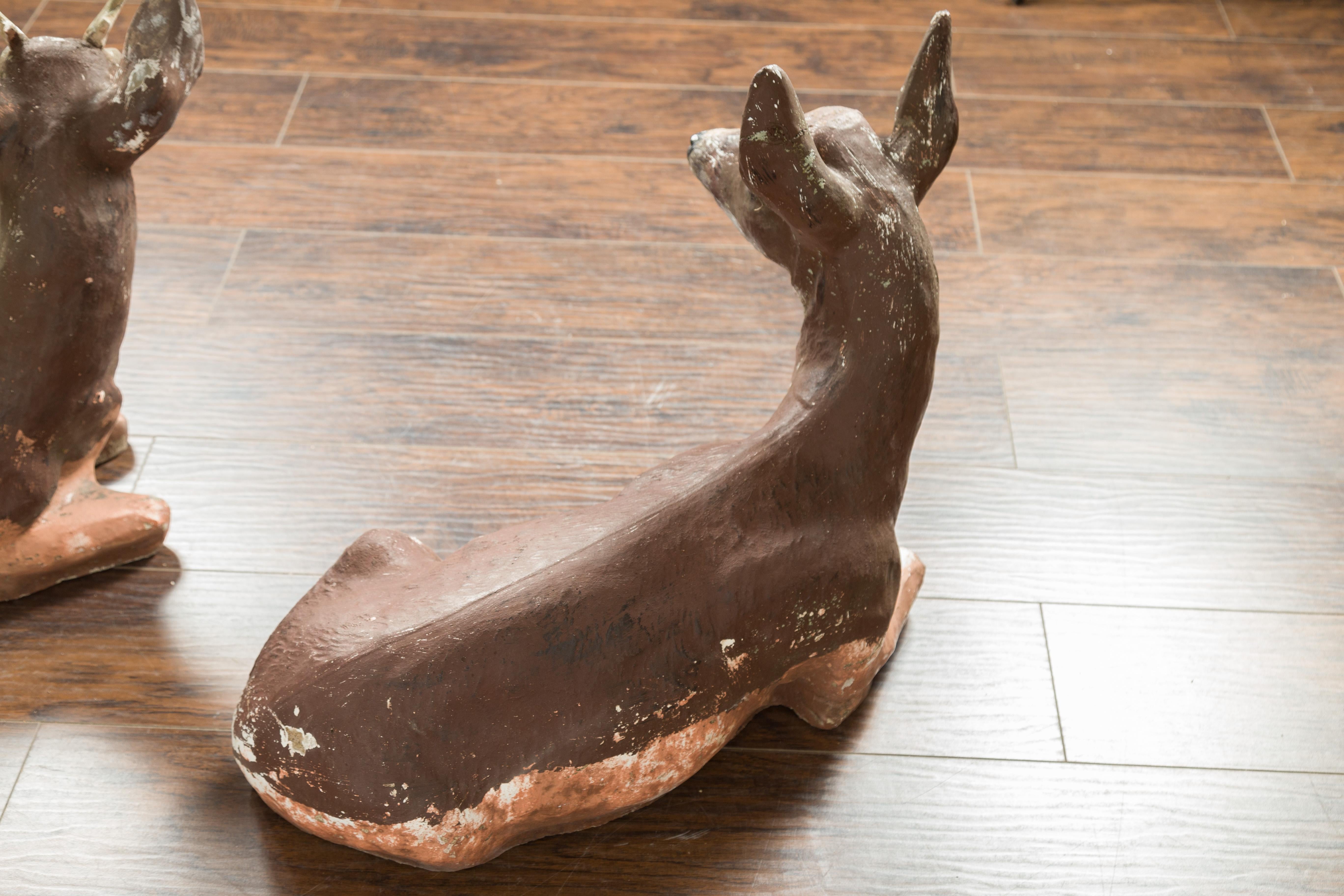 Béton Paire de sculptures de cerfs américains vintage du milieu du siècle dernier avec patine vieillie en vente