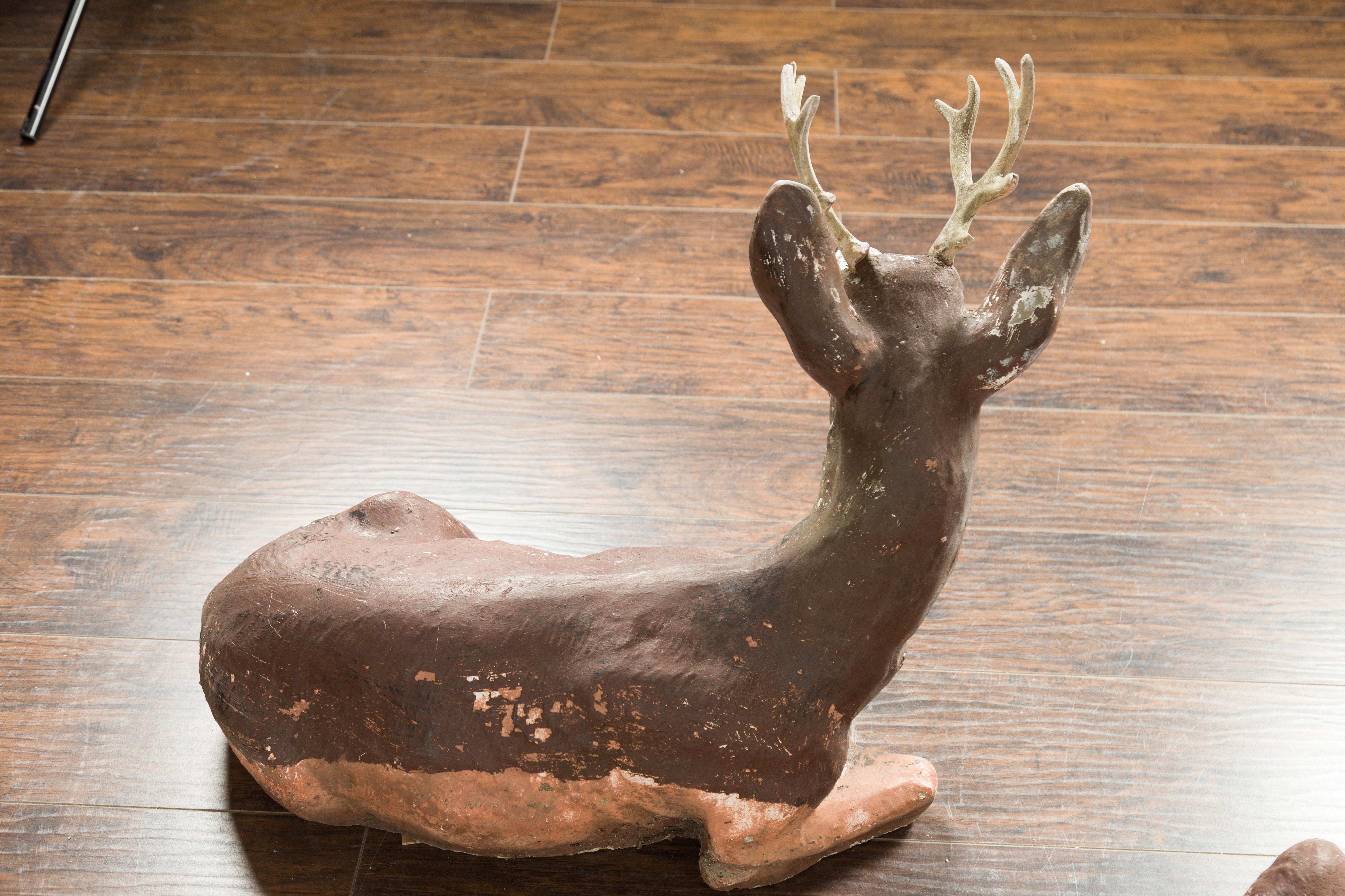 Paire de sculptures de cerfs américains vintage du milieu du siècle dernier avec patine vieillie en vente 1