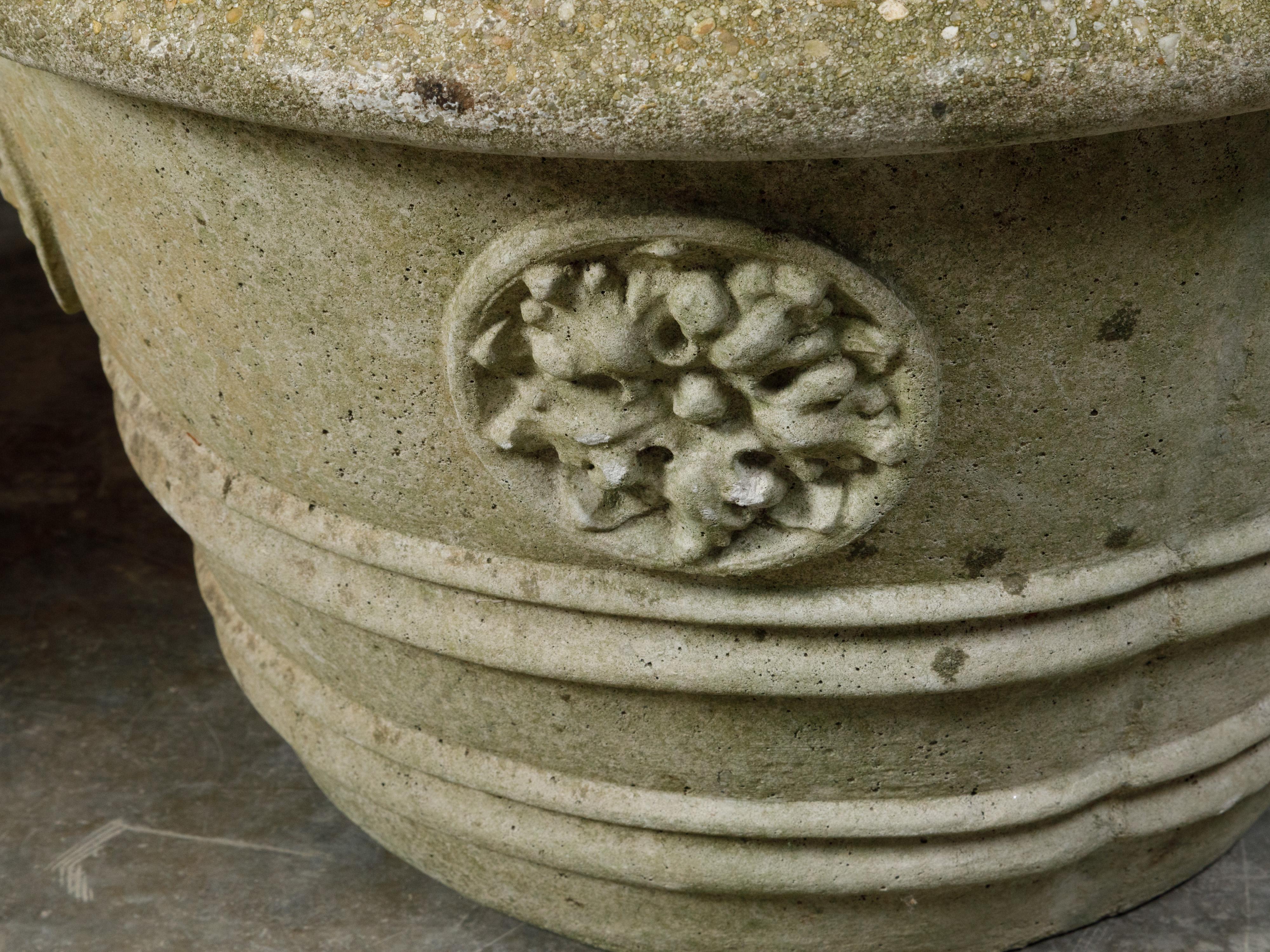 Mid-Century Modern Paire de jardinières vintage en pierre moulée du milieu du siècle dernier avec motifs de rosettes en vente