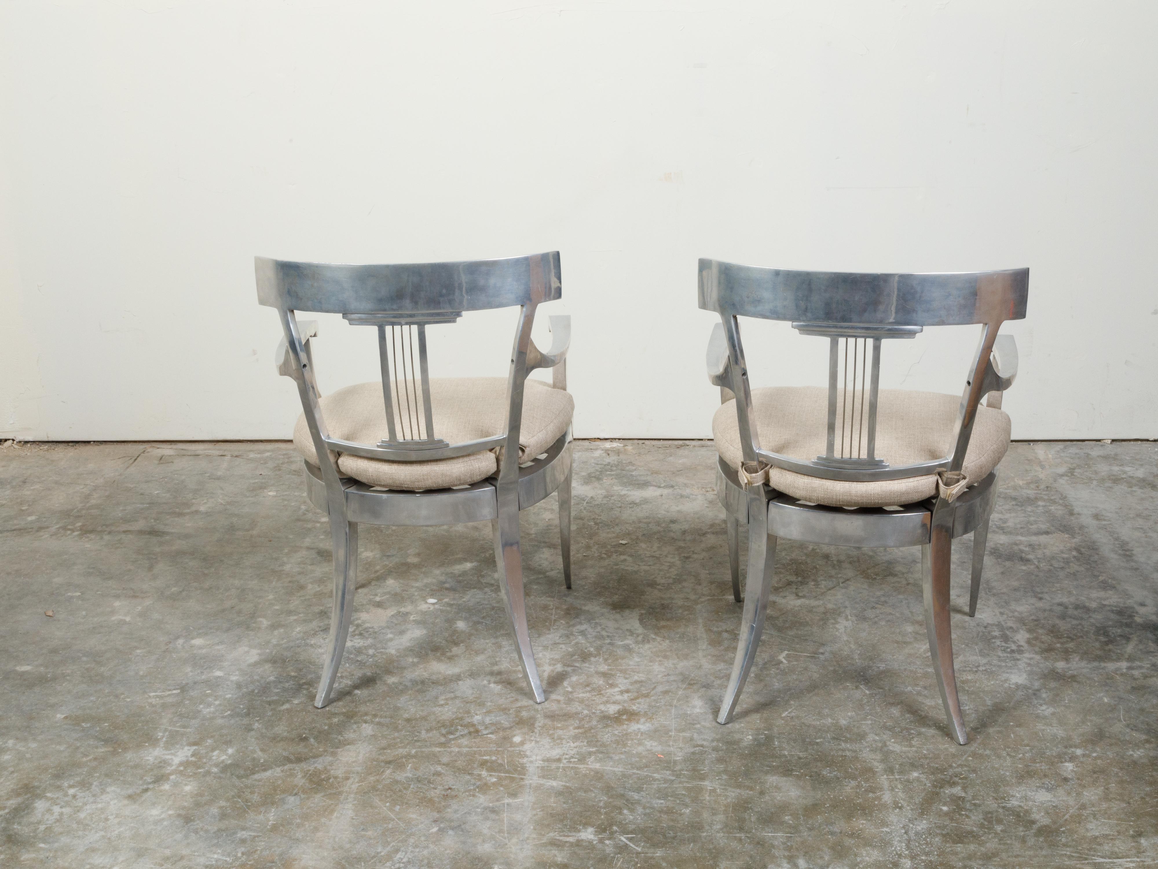 20ième siècle Paire de fauteuils vintage en acier du milieu du siècle dernier avec coussin et pieds sabres personnalisés en vente