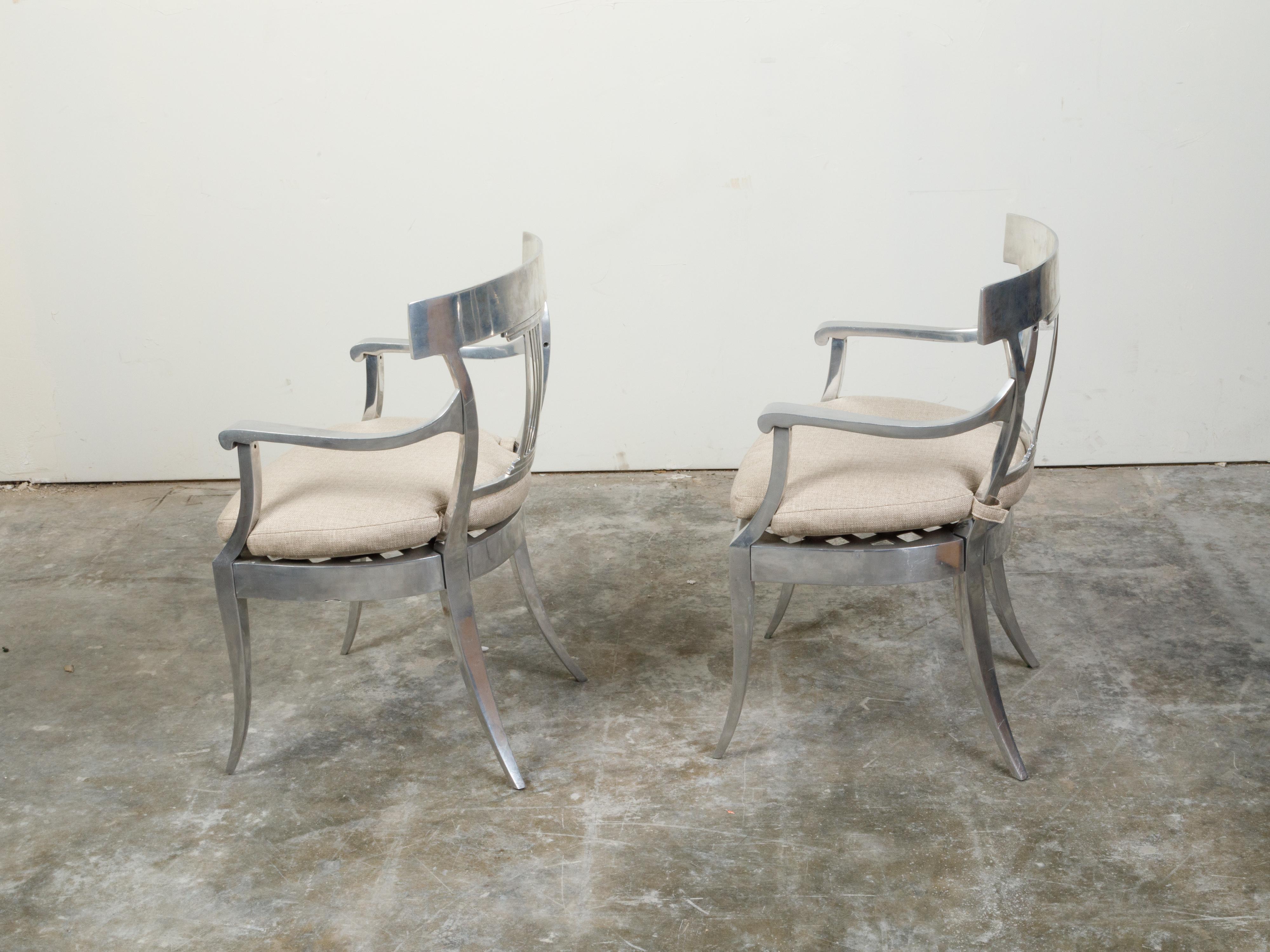 Acier Paire de fauteuils vintage en acier du milieu du siècle dernier avec coussin et pieds sabres personnalisés en vente