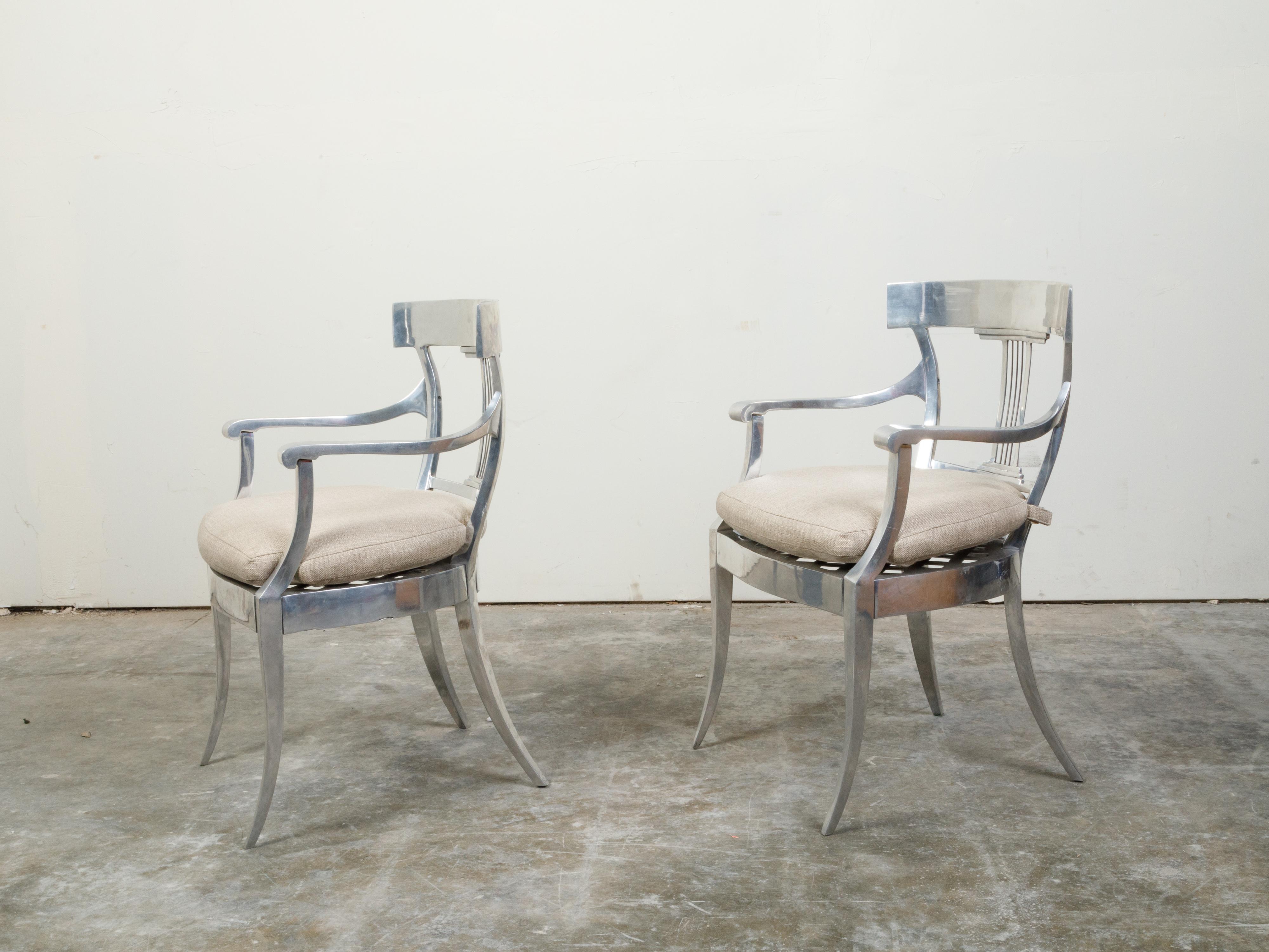 Vintage-Sessel aus Stahl aus der Mitte des Jahrhunderts mit maßgefertigten Kissen und Säbelbeinen, Paar im Angebot 2