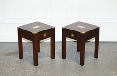 COPPIA D'EPOCA DI TAVOLINI DA LATO DA CAMPAGNA MILITARE CON UN CASSETTO