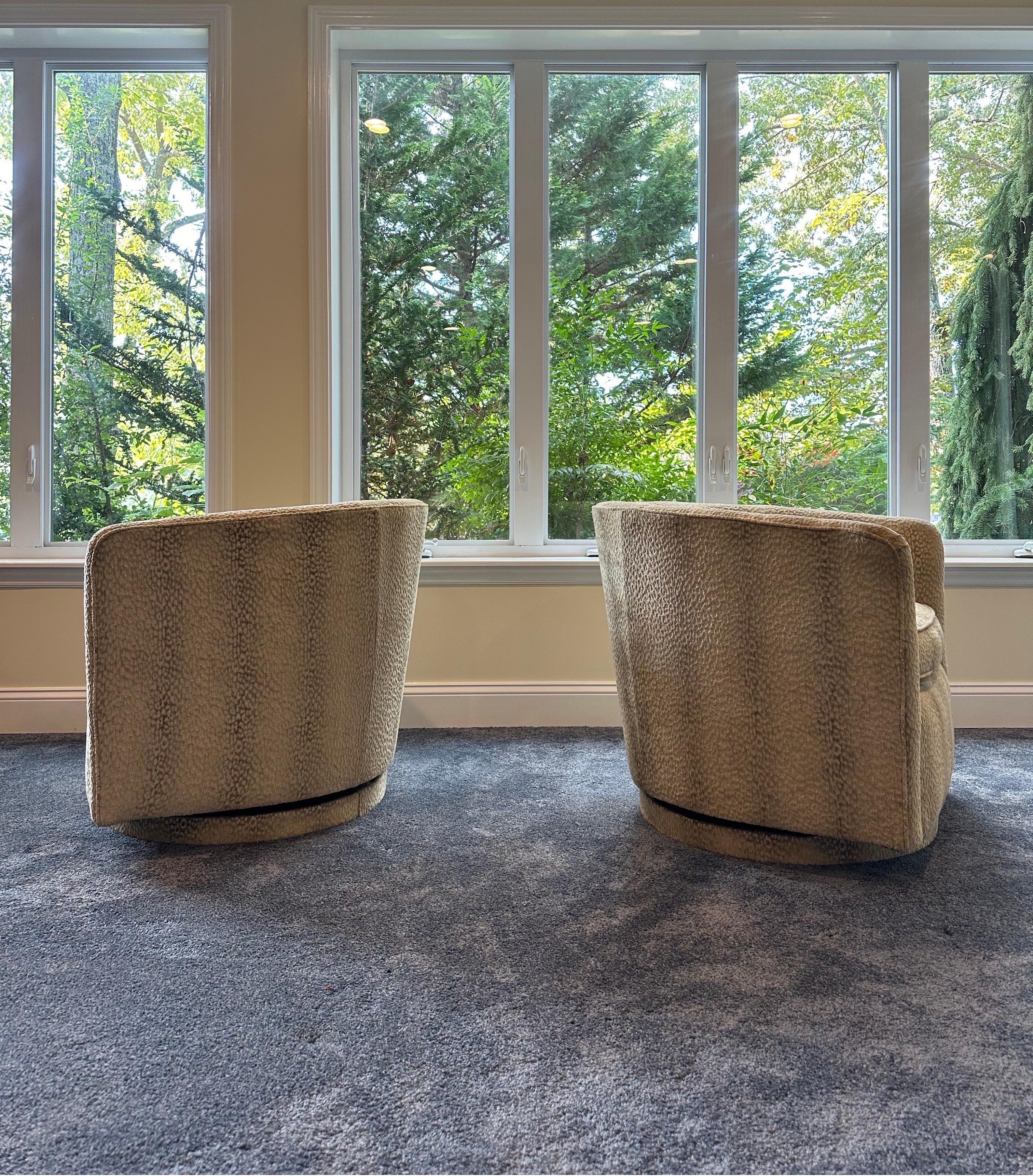 Mid-Century moderno Coppia di sedie girevoli in stile Milo Baughman d'epoca in vendita