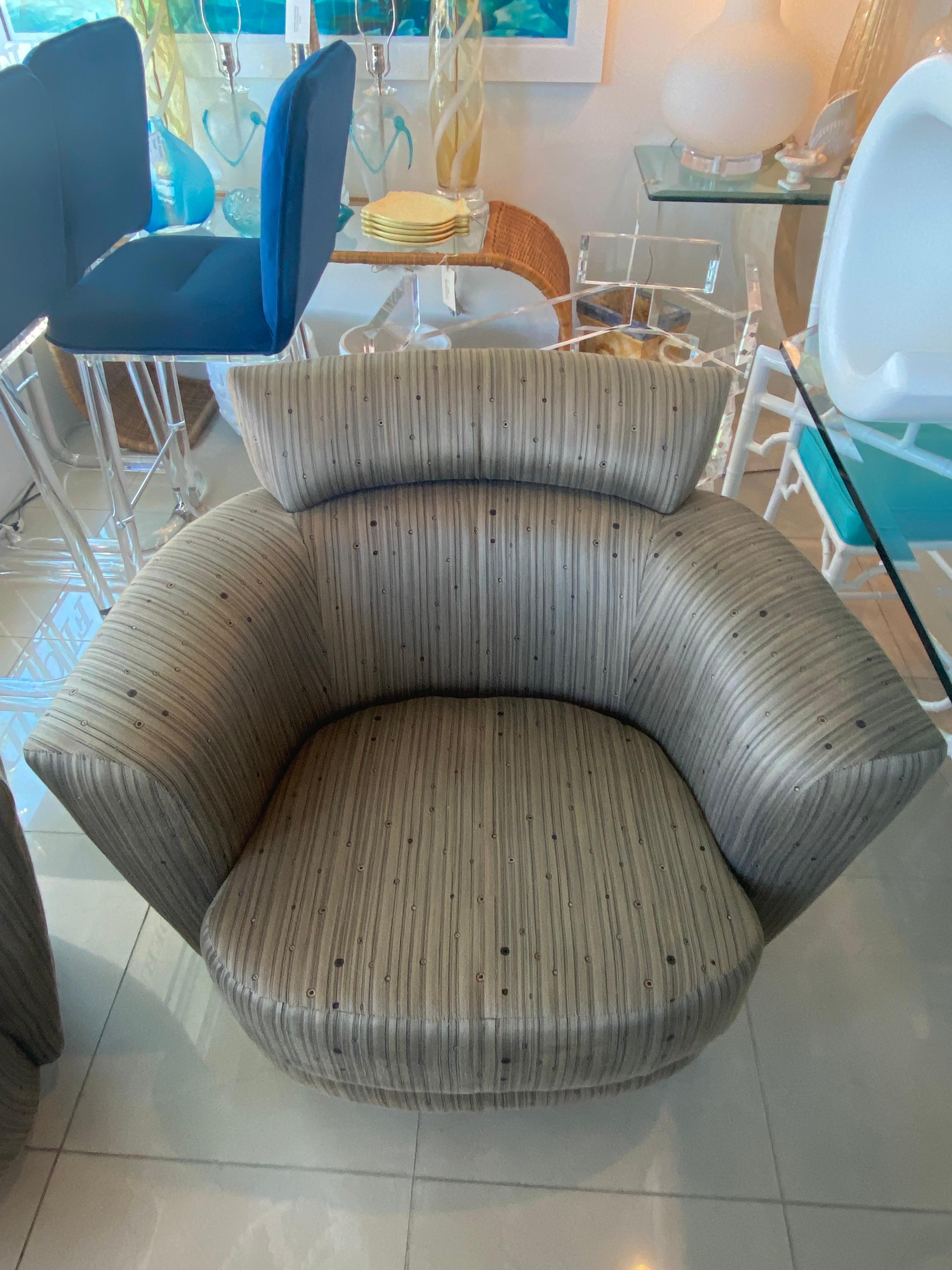 Vintage Pair of Modern Swivel Barrel Tub Arm Chairs Armchairs In Good Condition For Sale In West Palm Beach, FL