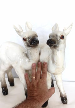 Coppia di statuine vintage in ceramica Mollica raffiguranti due agnelli, firmate, Italia