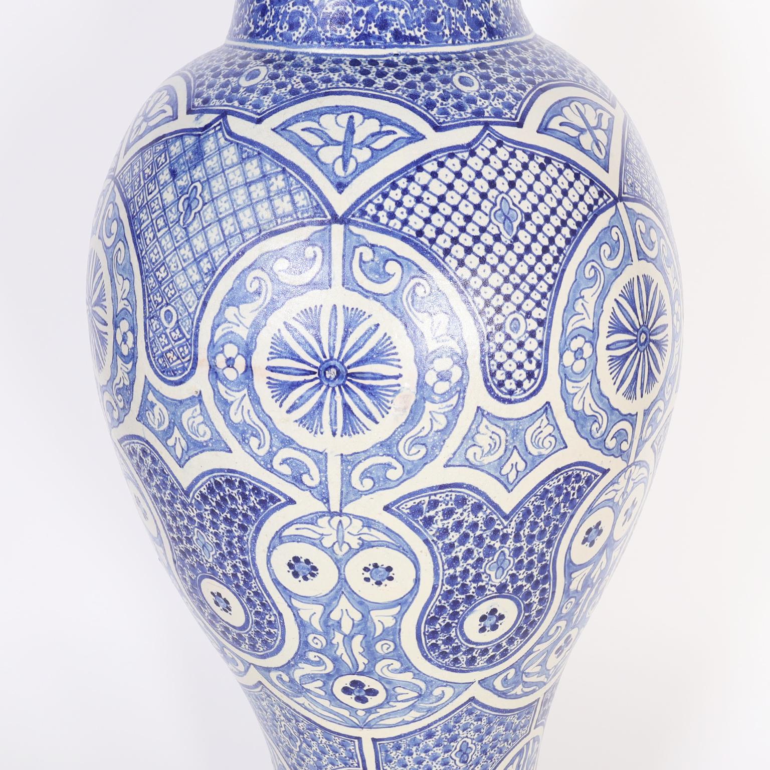 Paar marokkanische blau-weiße Tonwaren-Palasturnen aus Steingut (20. Jahrhundert) im Angebot