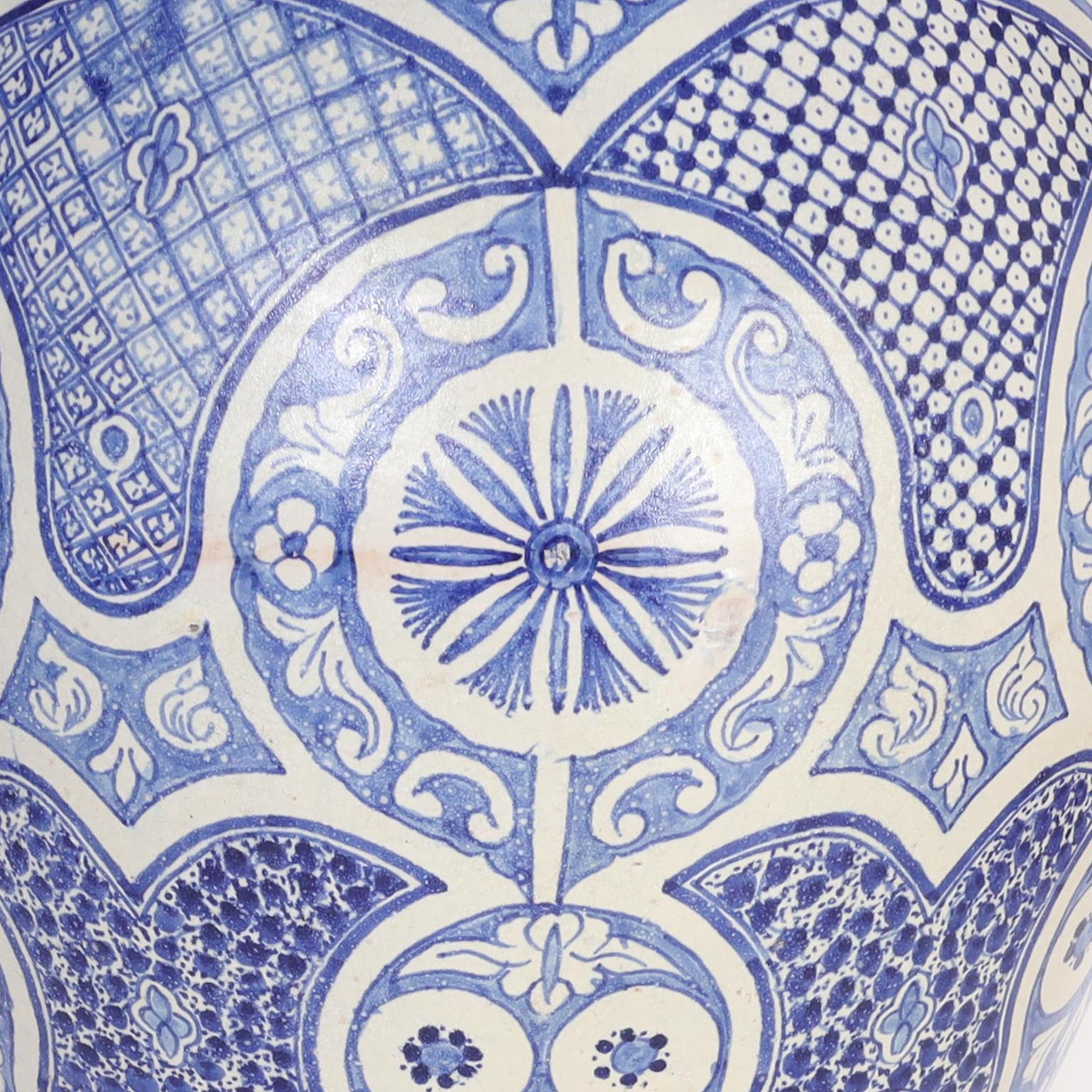 Paar marokkanische blau-weiße Tonwaren-Palasturnen aus Steingut (Terrakotta) im Angebot