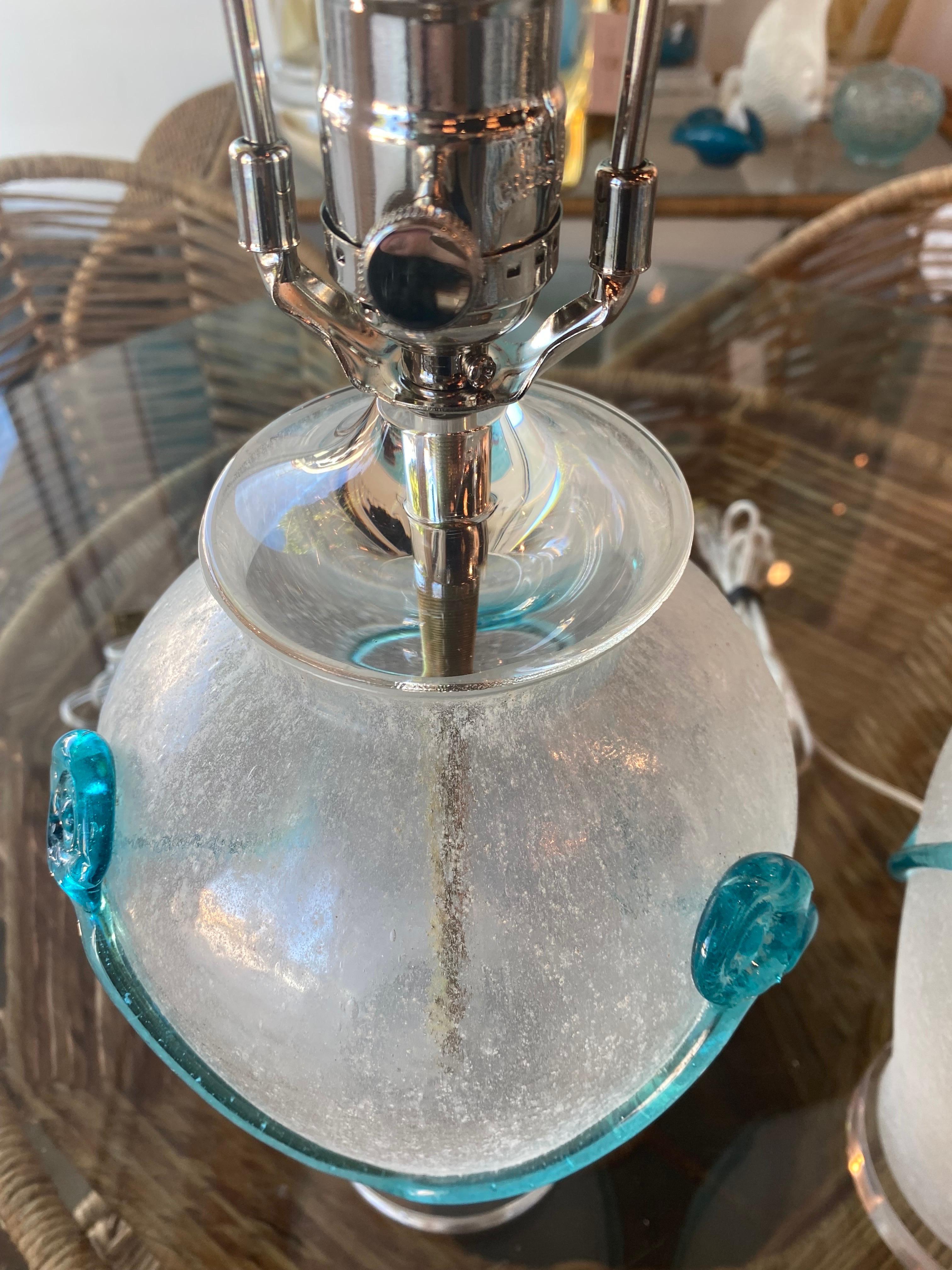 Paar Vintage-Tischlampen aus mattiertem Muranoglas und Lucite, neu restauriert im Angebot 3