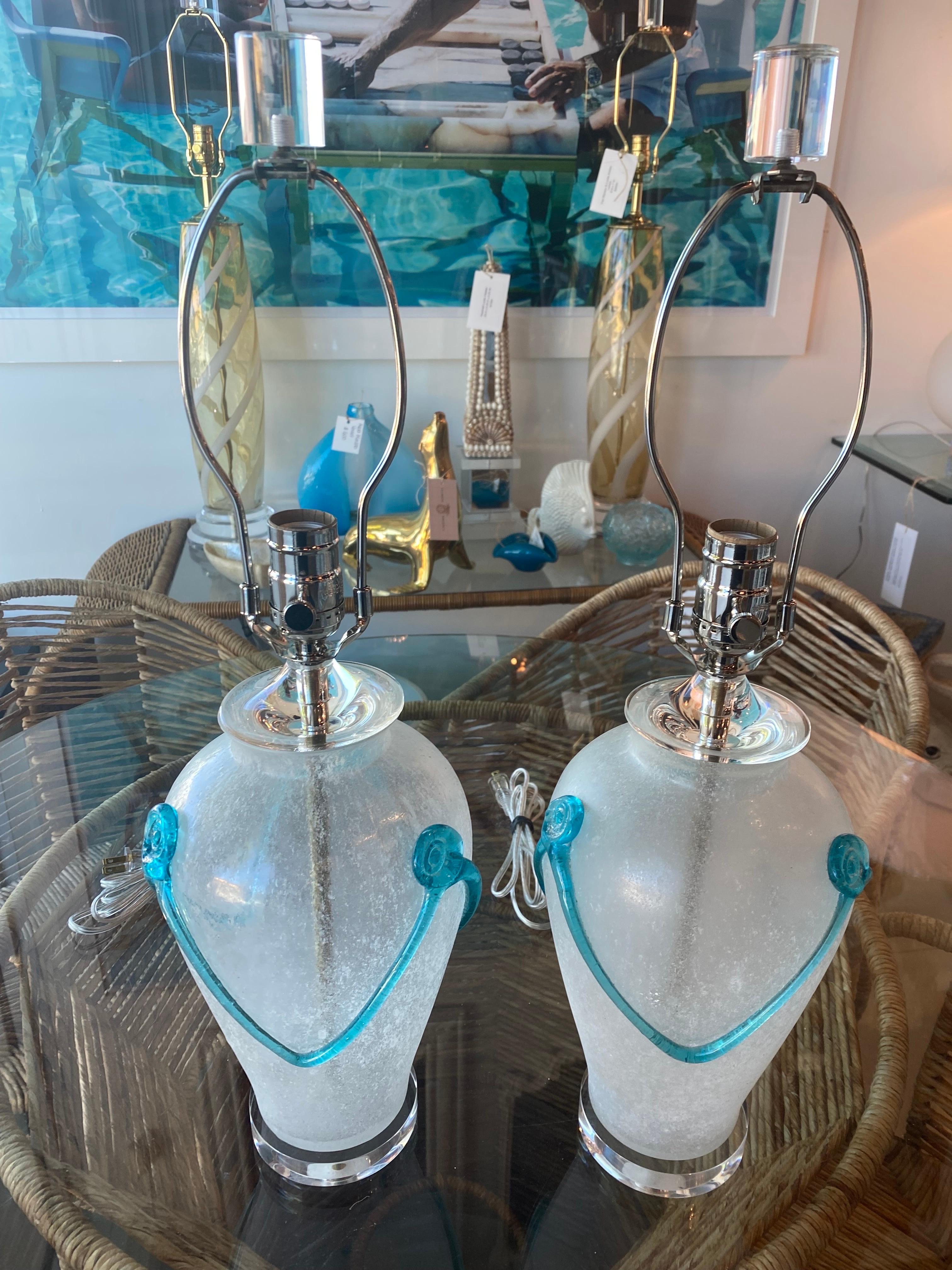 Paire de lampes de bureau vintage en verre d'eau dépoli et lucite de Murano, nouvellement restaurées Bon état - En vente à West Palm Beach, FL