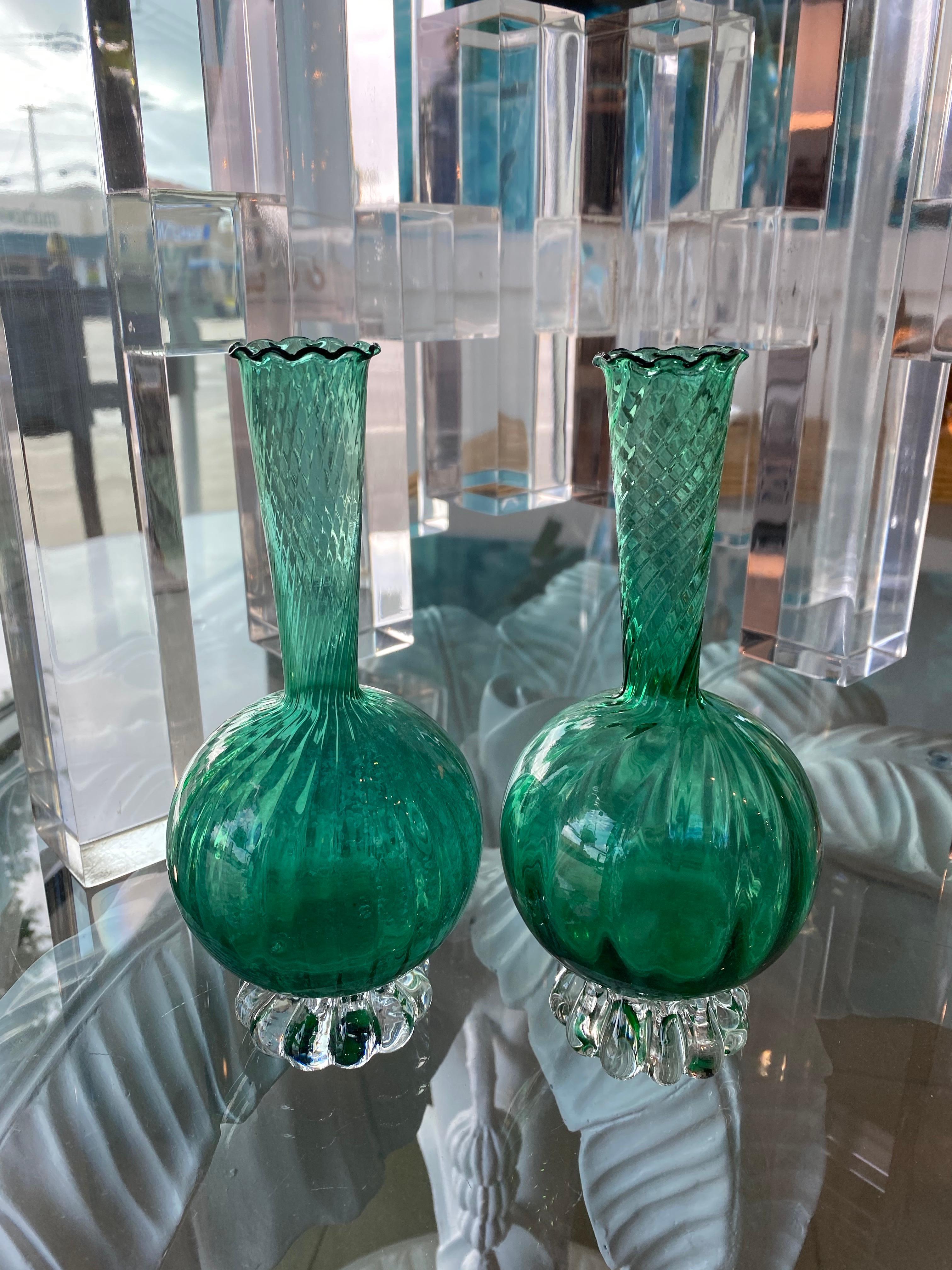 Jolie paire de vases bourgeons Murano vintage d'une belle couleur vert émeraude. Pas d'ébréchures ni de cassures.