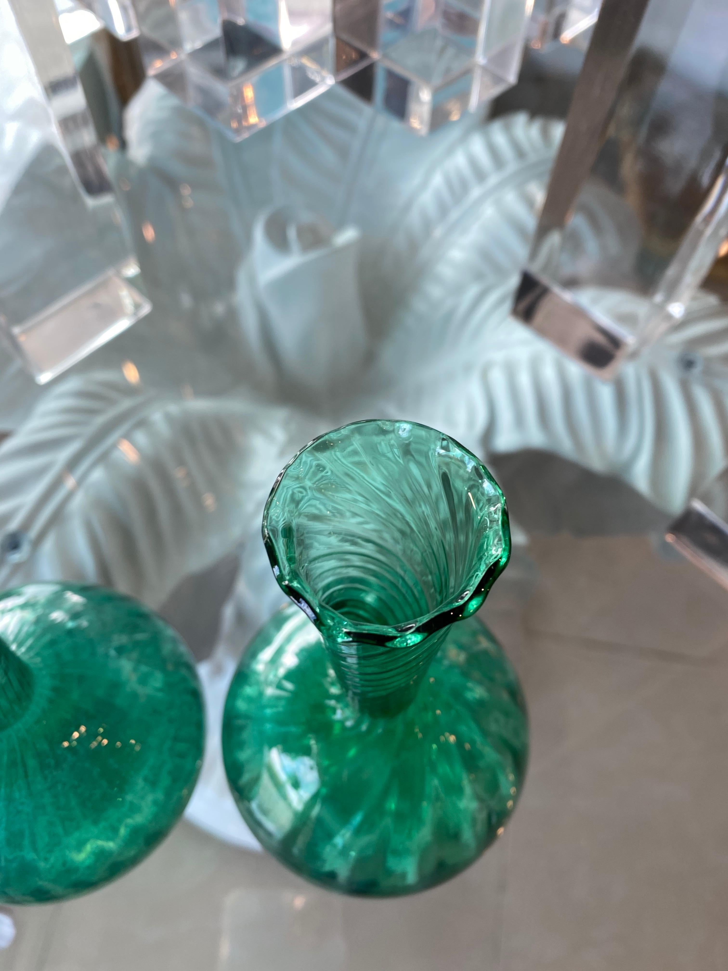 Hollywood Regency Paire de vases à bourgeons vintage en verre de Murano vert émeraude en vente