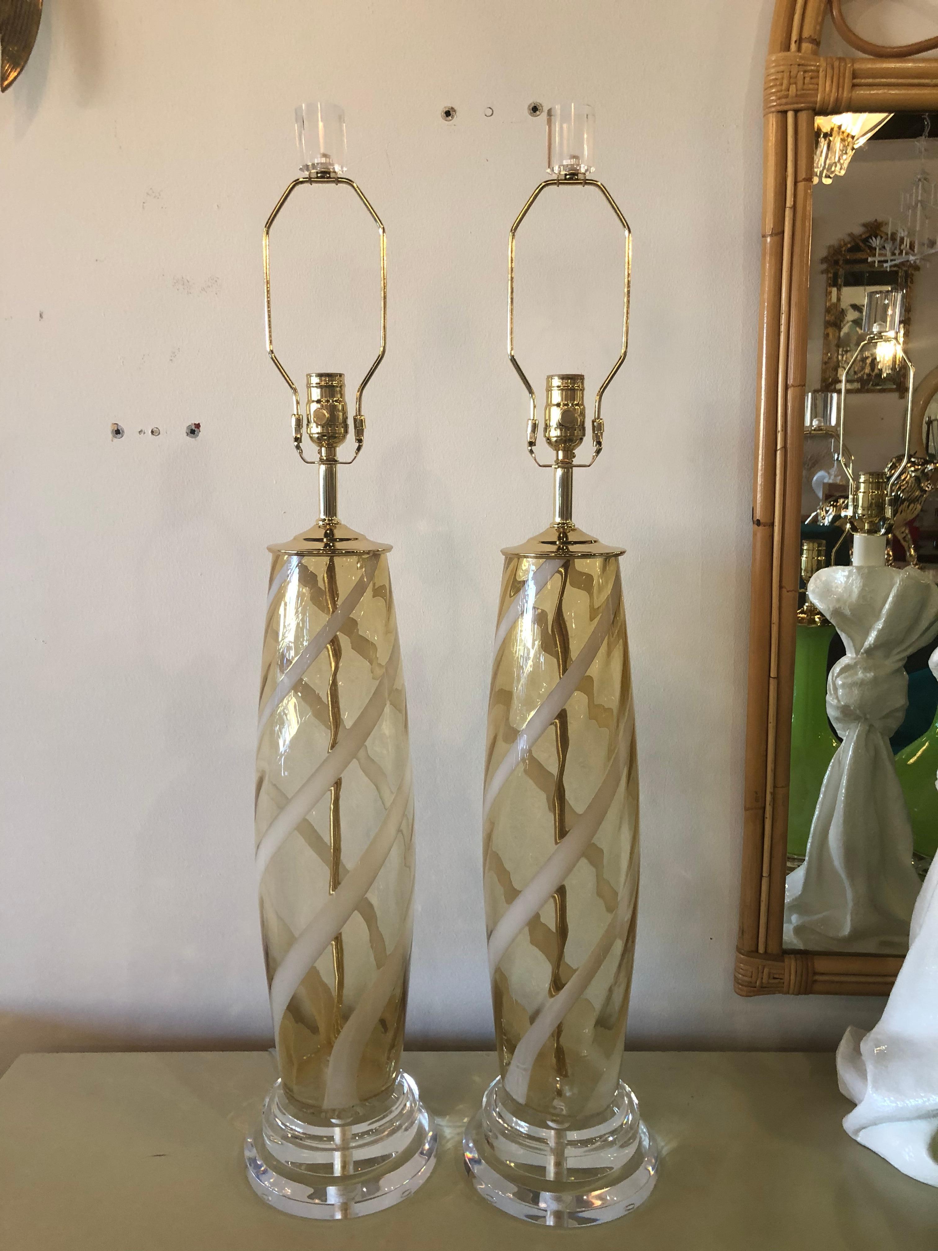 Paar Muranoglas-Tischlampen Bernstein-gelbe Lucite-Messing-Tischlampen im Angebot 5