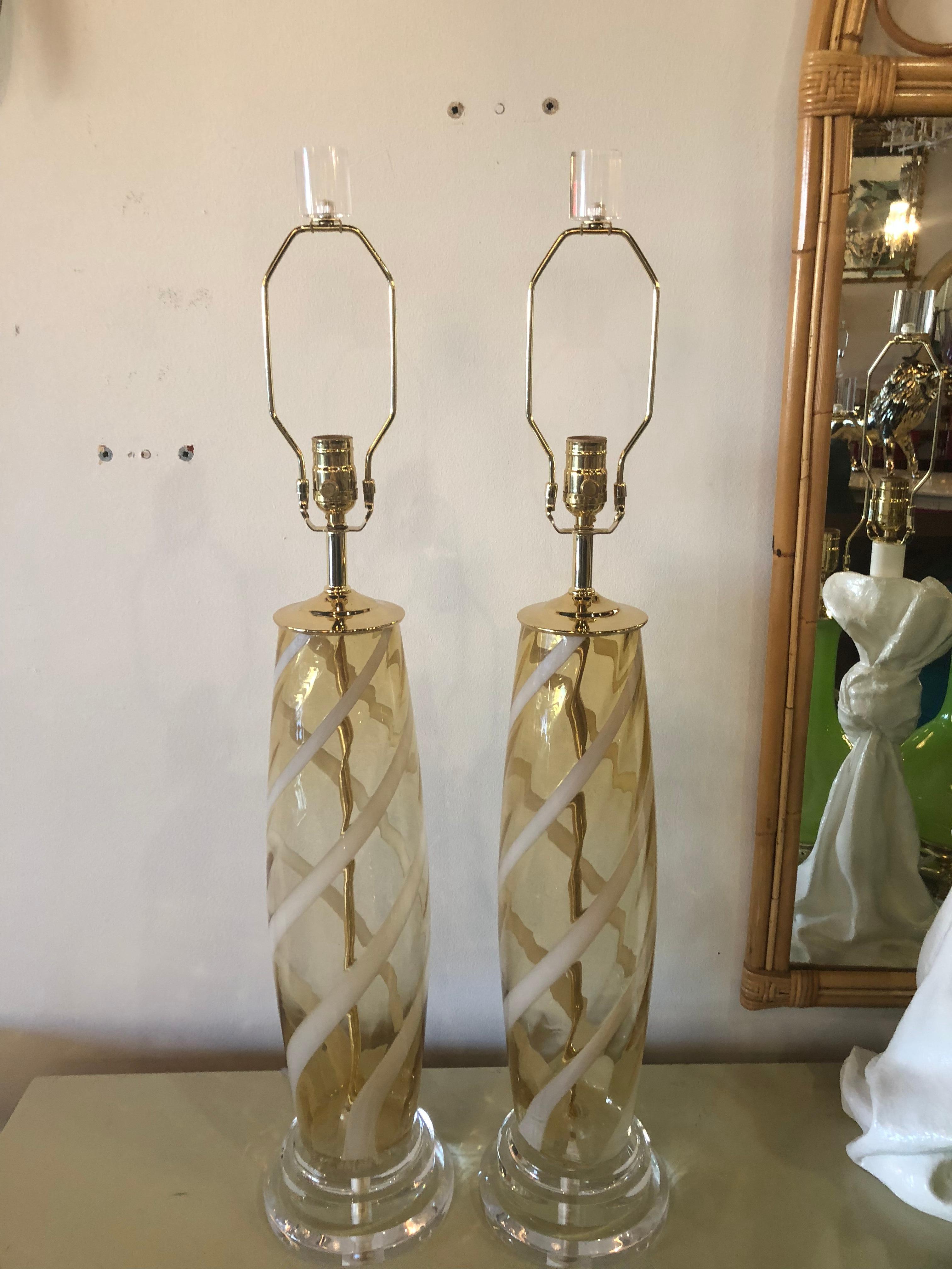 Paar Muranoglas-Tischlampen Bernstein-gelbe Lucite-Messing-Tischlampen im Angebot 6
