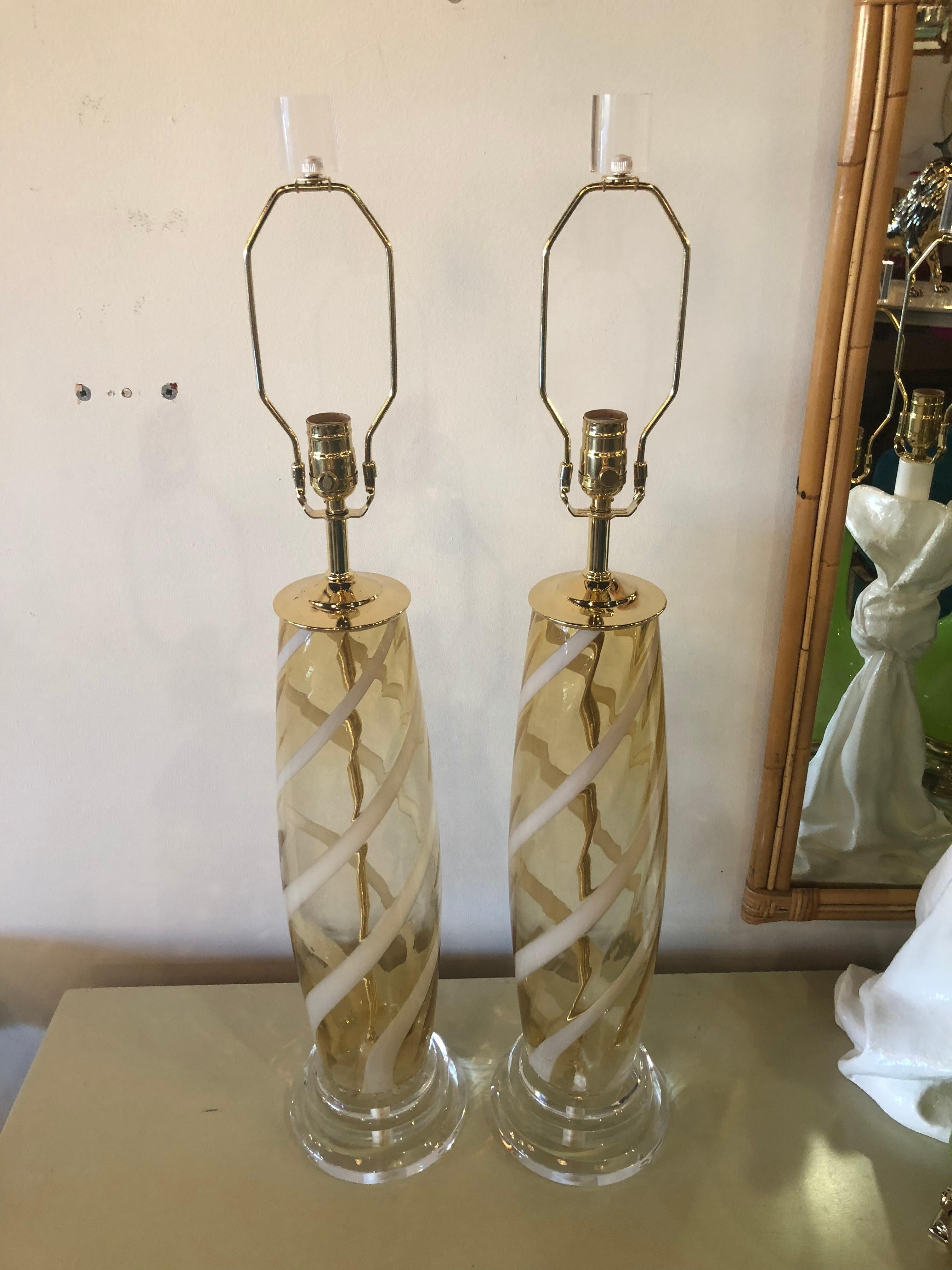 Paar Muranoglas-Tischlampen Bernstein-gelbe Lucite-Messing-Tischlampen im Angebot 7