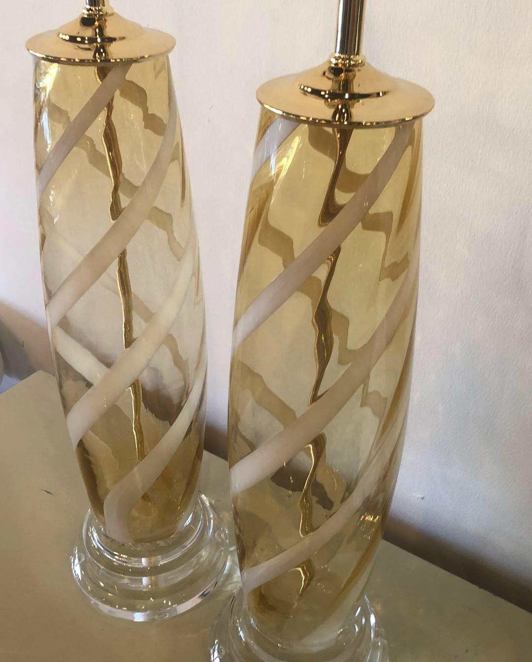 Paar Muranoglas-Tischlampen Bernstein-gelbe Lucite-Messing-Tischlampen im Angebot 10