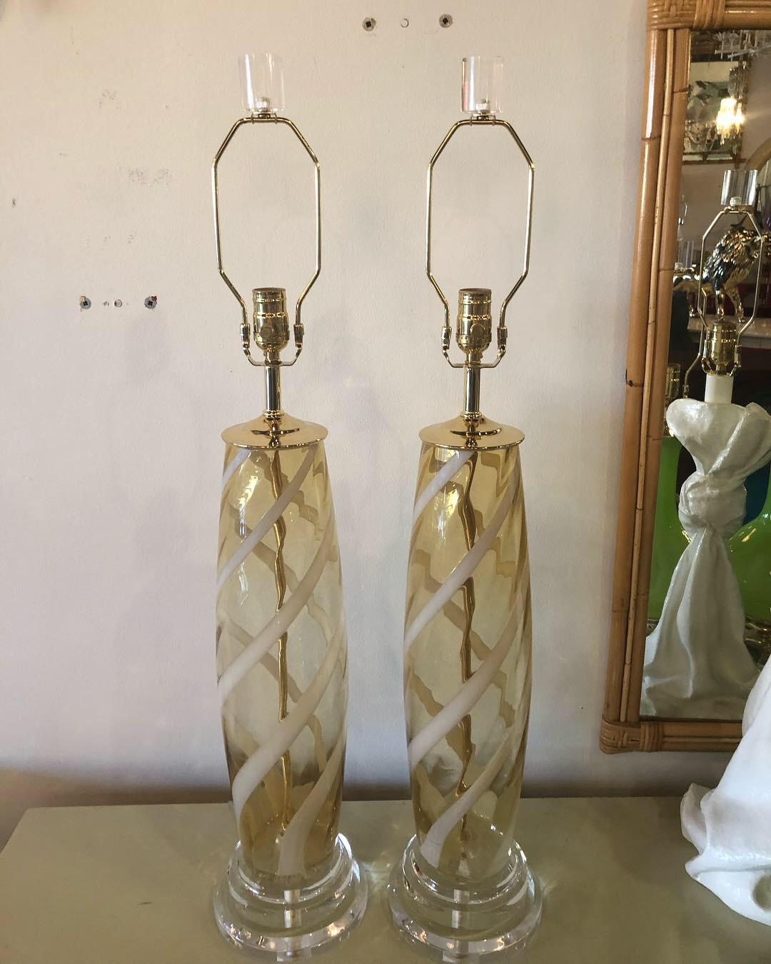 Paire de lampes de bureau vintage en verre de Murano, jaune ambré et lucite laiton en vente 10