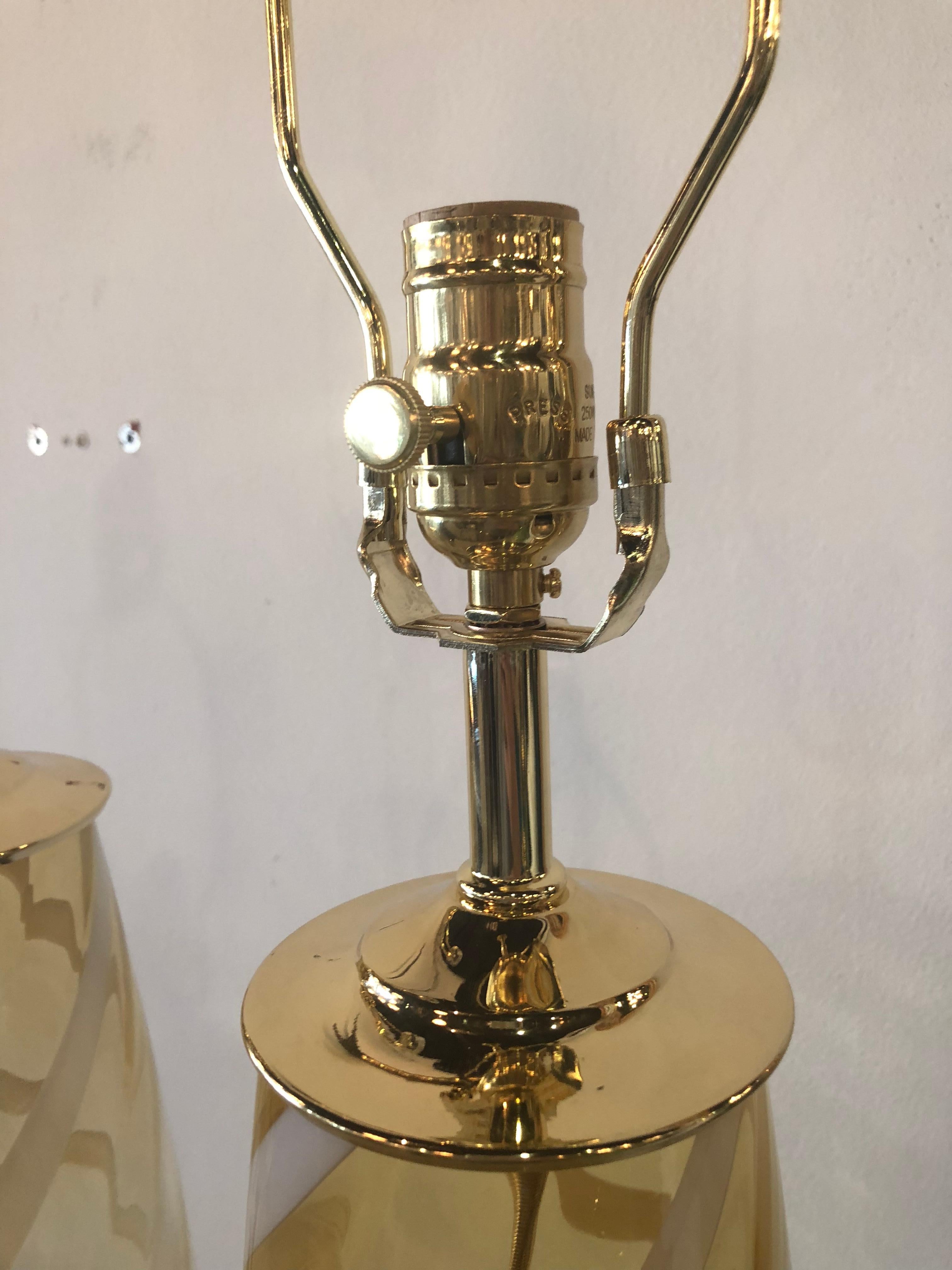 Paar Muranoglas-Tischlampen Bernstein-gelbe Lucite-Messing-Tischlampen (Italienisch) im Angebot