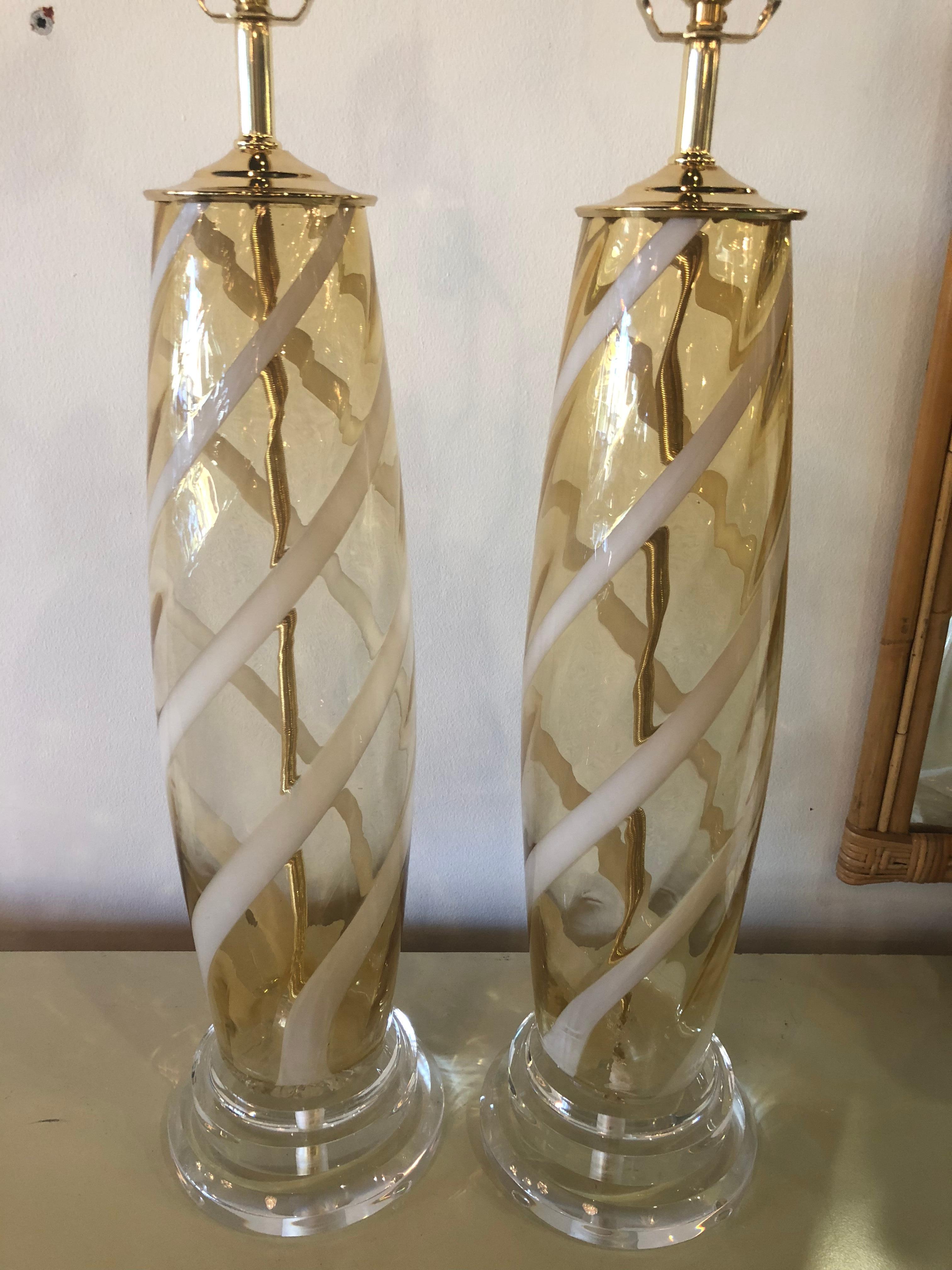 Paire de lampes de bureau vintage en verre de Murano, jaune ambré et lucite laiton en vente 2