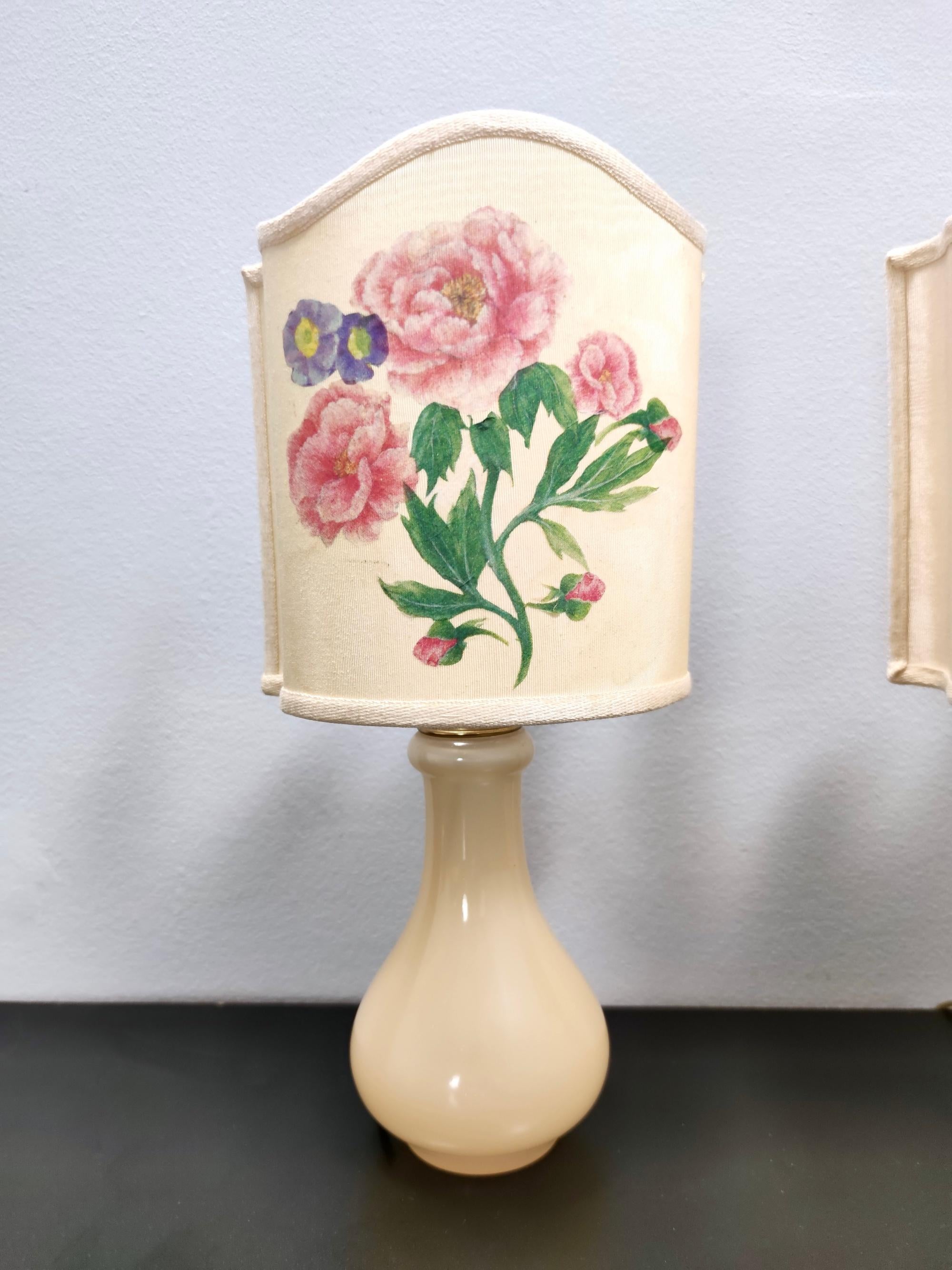 Mid-Century Modern Paire de lampes de bureau vintage en verre de Murano par Gino Cenedese avec abat-jours à fleurs en vente