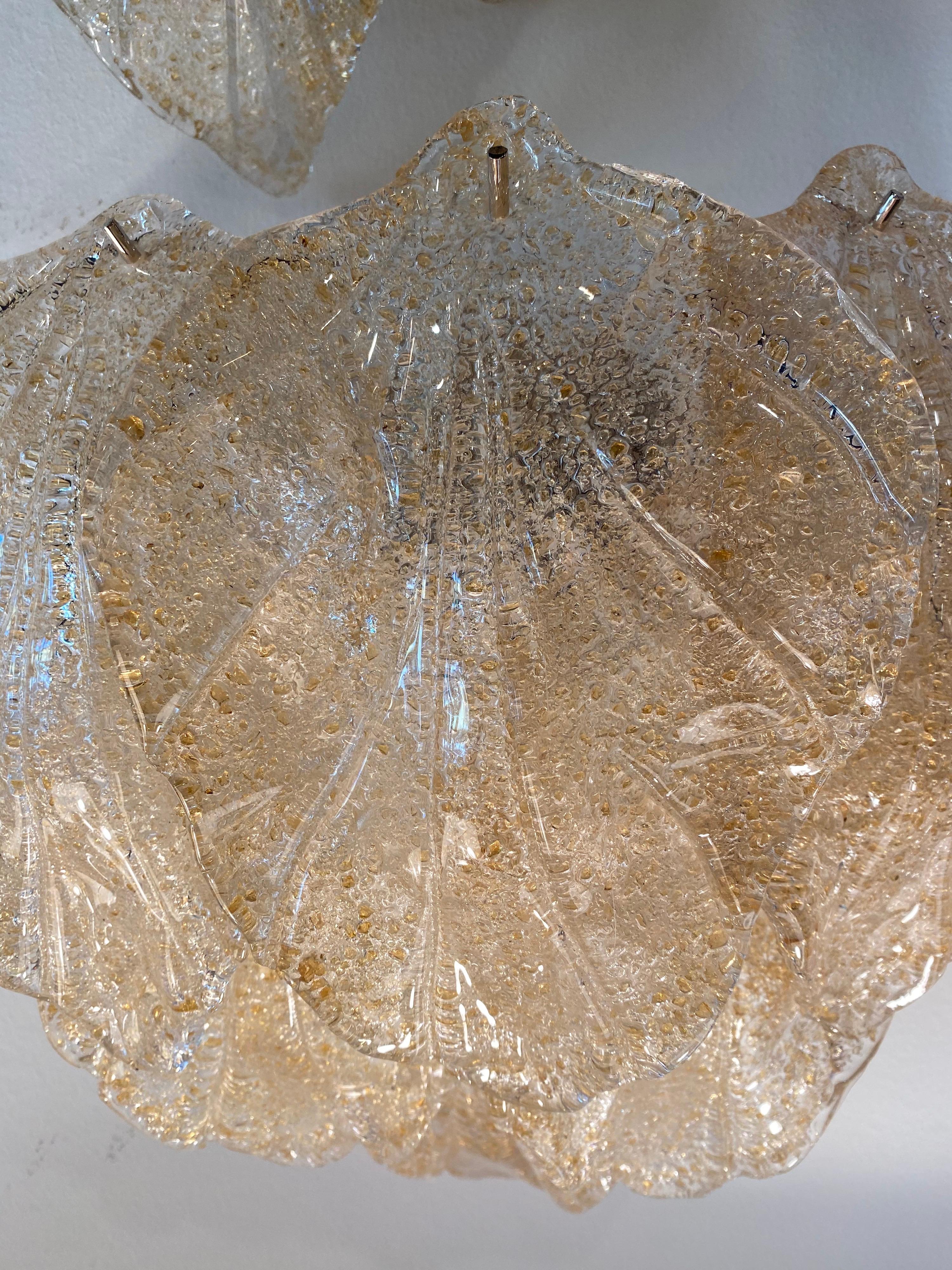 Coppia vintage di lampade da parete a foglia in vetro di Mazzega Murano con scaglie d'oro trasparenti in vendita 4