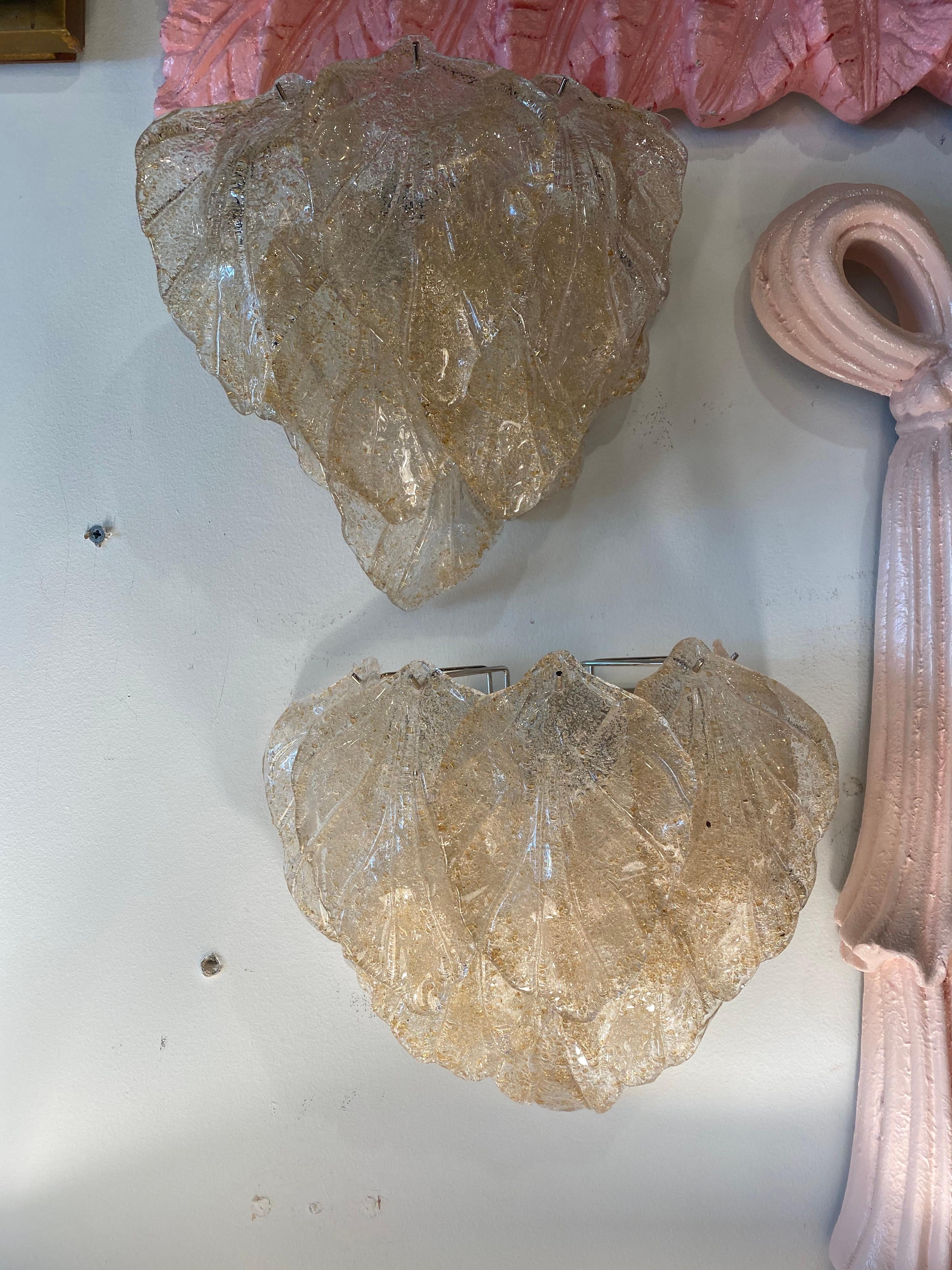 Coppia vintage di lampade da parete a foglia in vetro di Mazzega Murano con scaglie d'oro trasparenti in vendita 7
