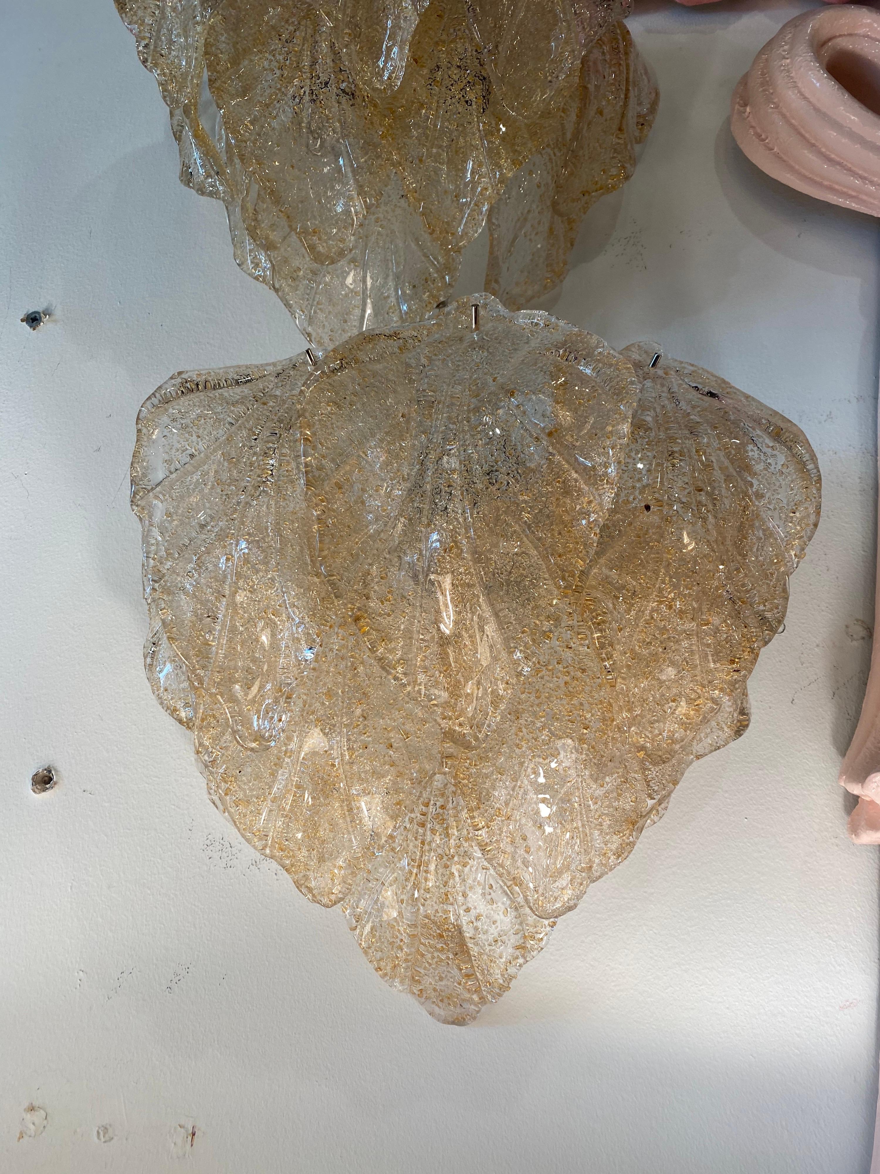 Vetro di Murano Coppia vintage di lampade da parete a foglia in vetro di Mazzega Murano con scaglie d'oro trasparenti in vendita