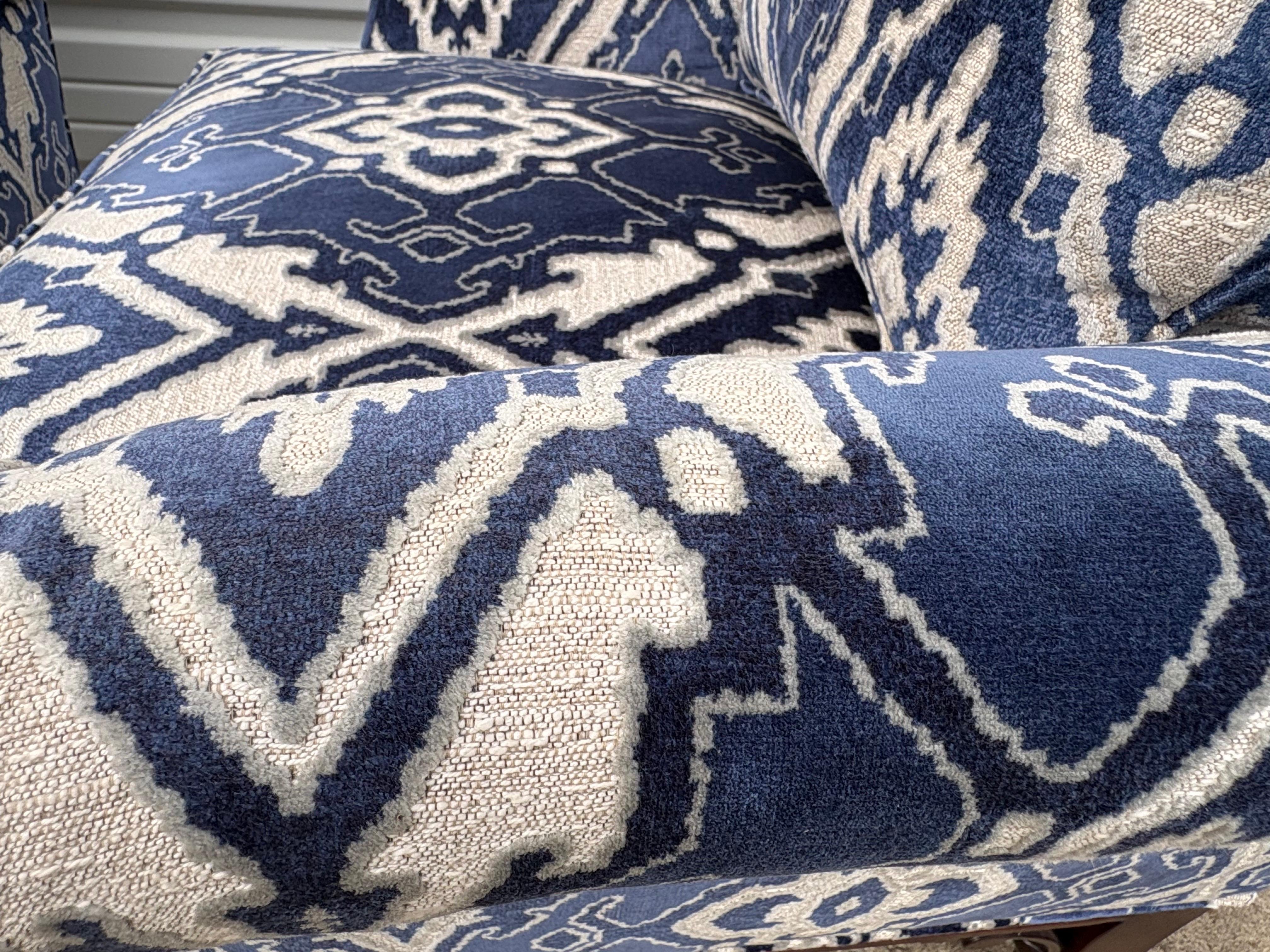 Vintage paire de fauteuils club en velours coupé nouvellement tapissés en vente 5