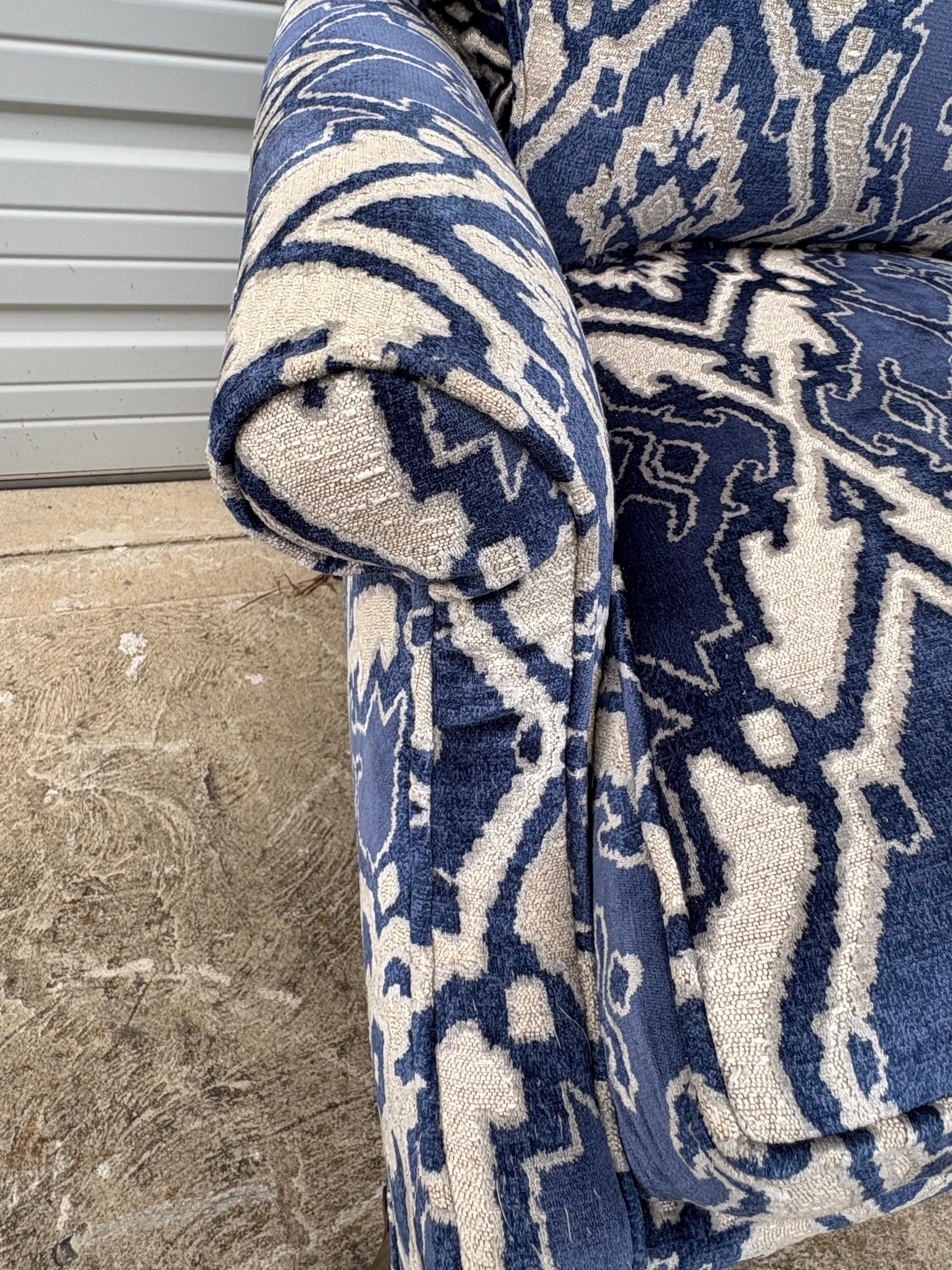 Il s'agit d'une paire de fauteuils club neufs en velours coupé rembourré. Ces fauteuils club ont un pied droit classique de style Chippendale avec une colonne cannelée et des ornements dans les coins. Les chaises ont été recouvertes d'un velours