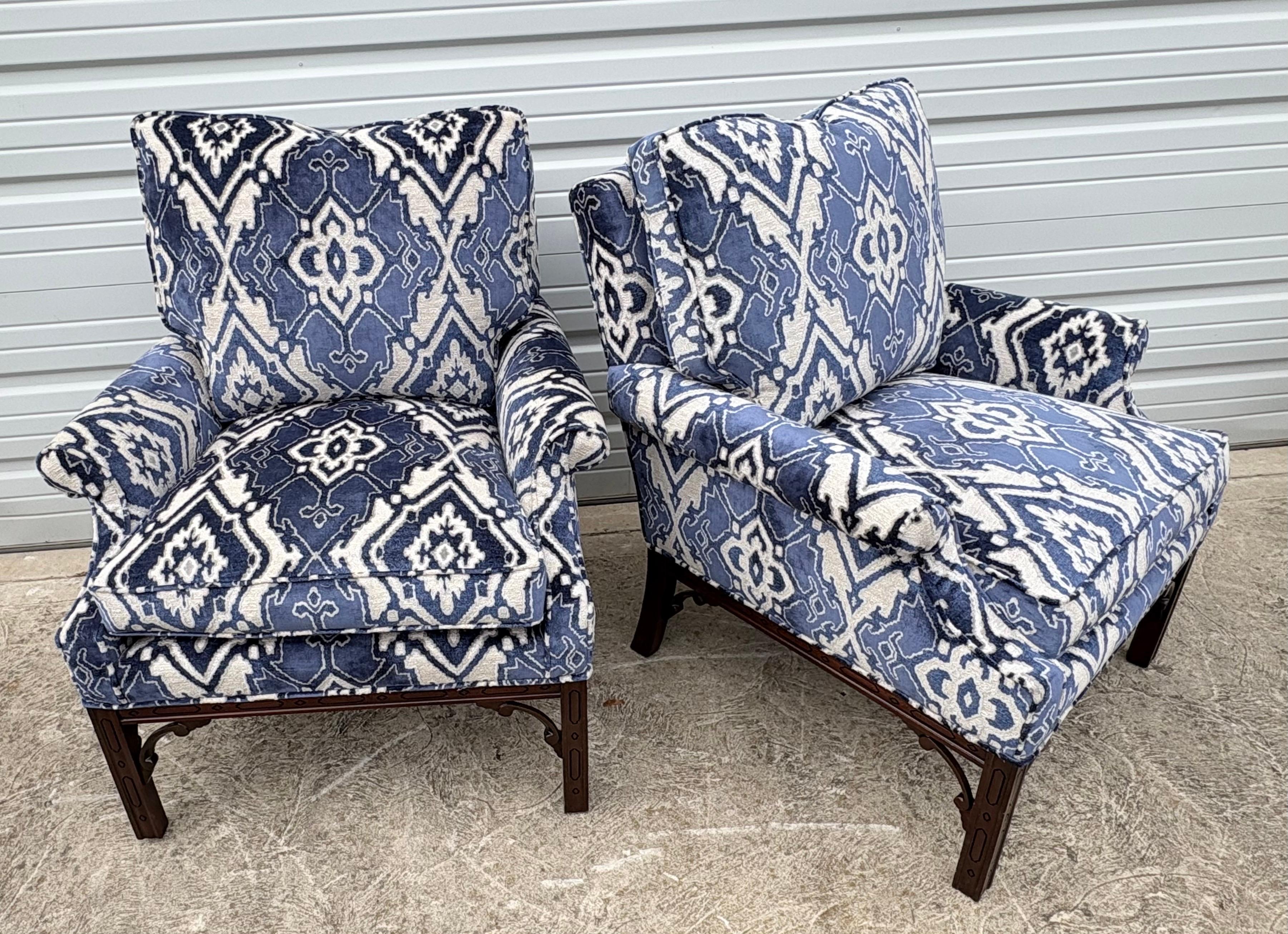 Vintage paire de fauteuils club en velours coupé nouvellement tapissés Bon état - En vente à Allentown, PA