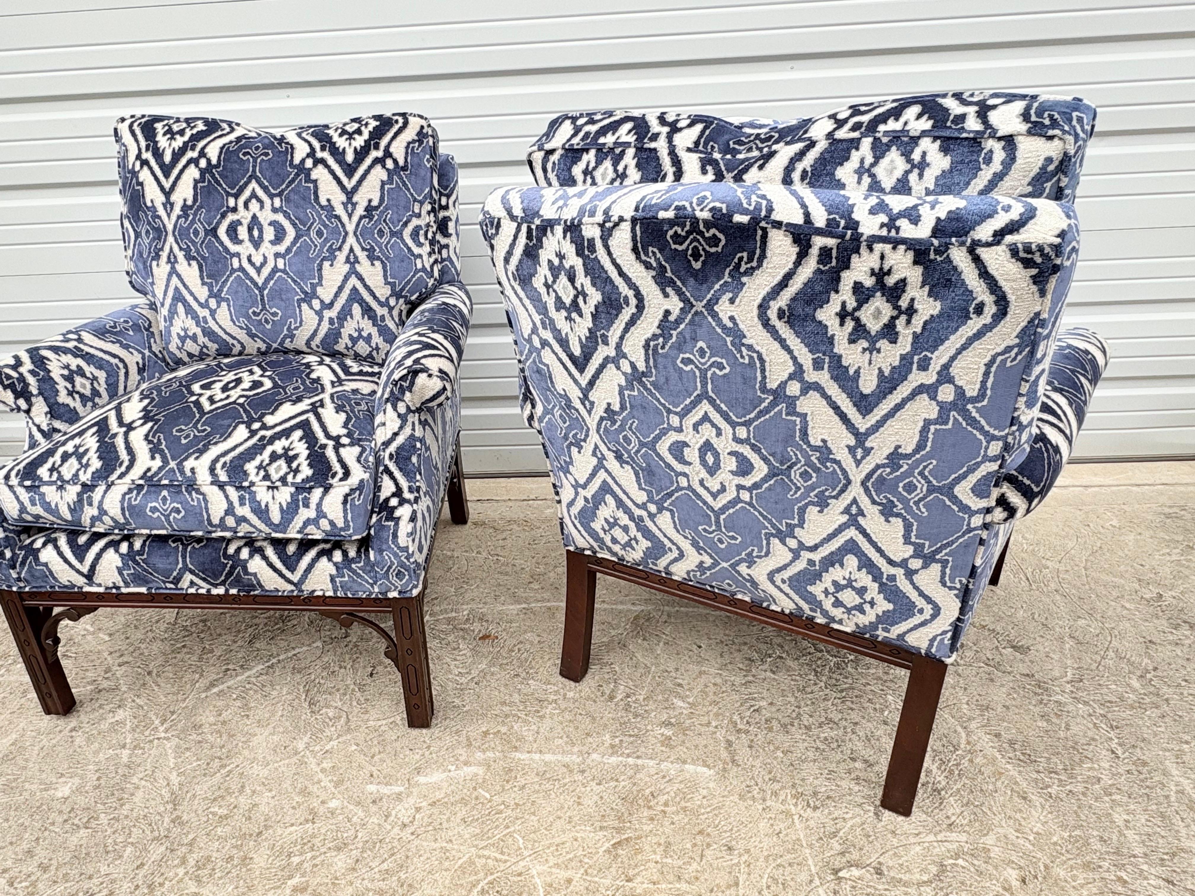 XXIe siècle et contemporain Vintage paire de fauteuils club en velours coupé nouvellement tapissés en vente