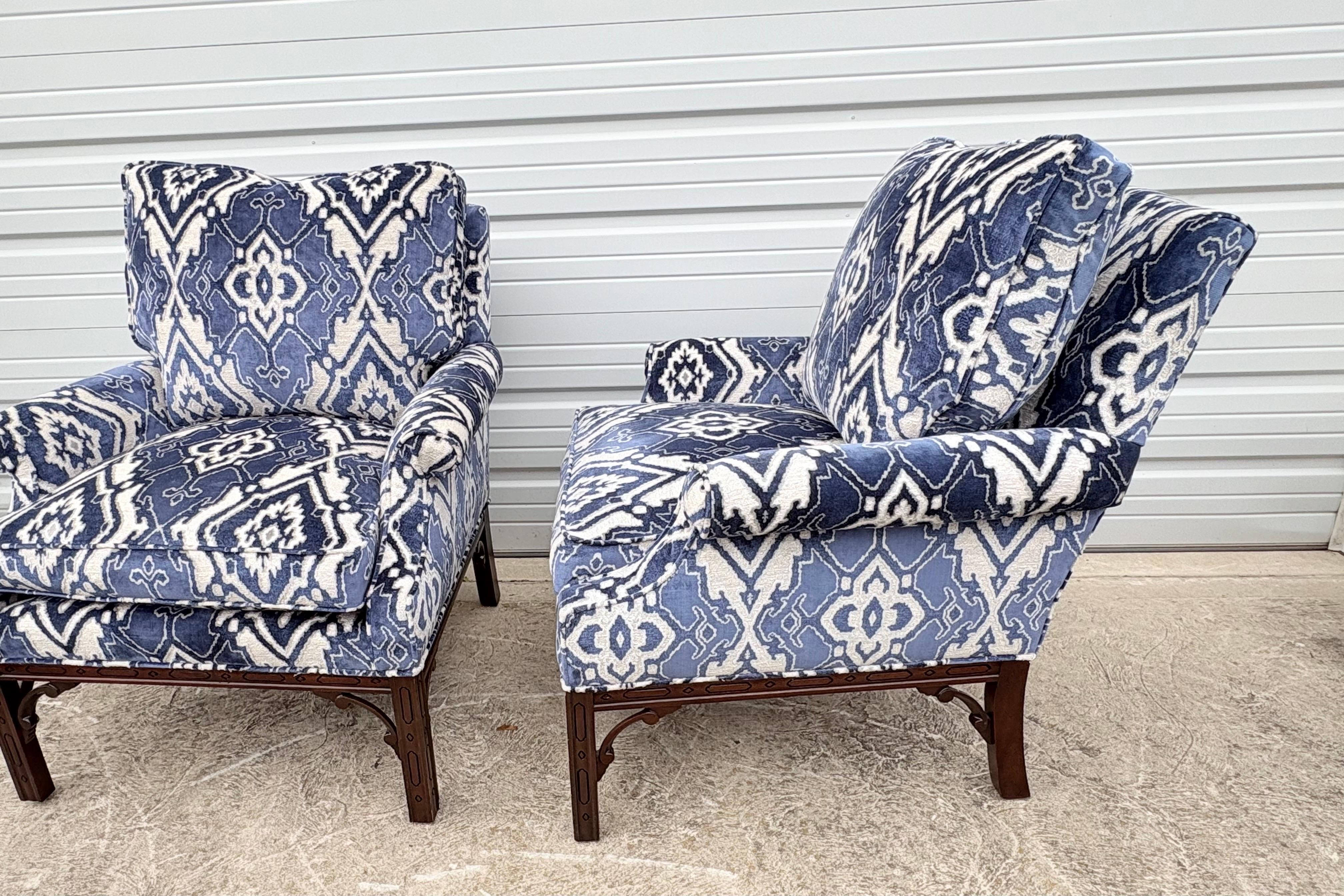 Velours Vintage paire de fauteuils club en velours coupé nouvellement tapissés en vente