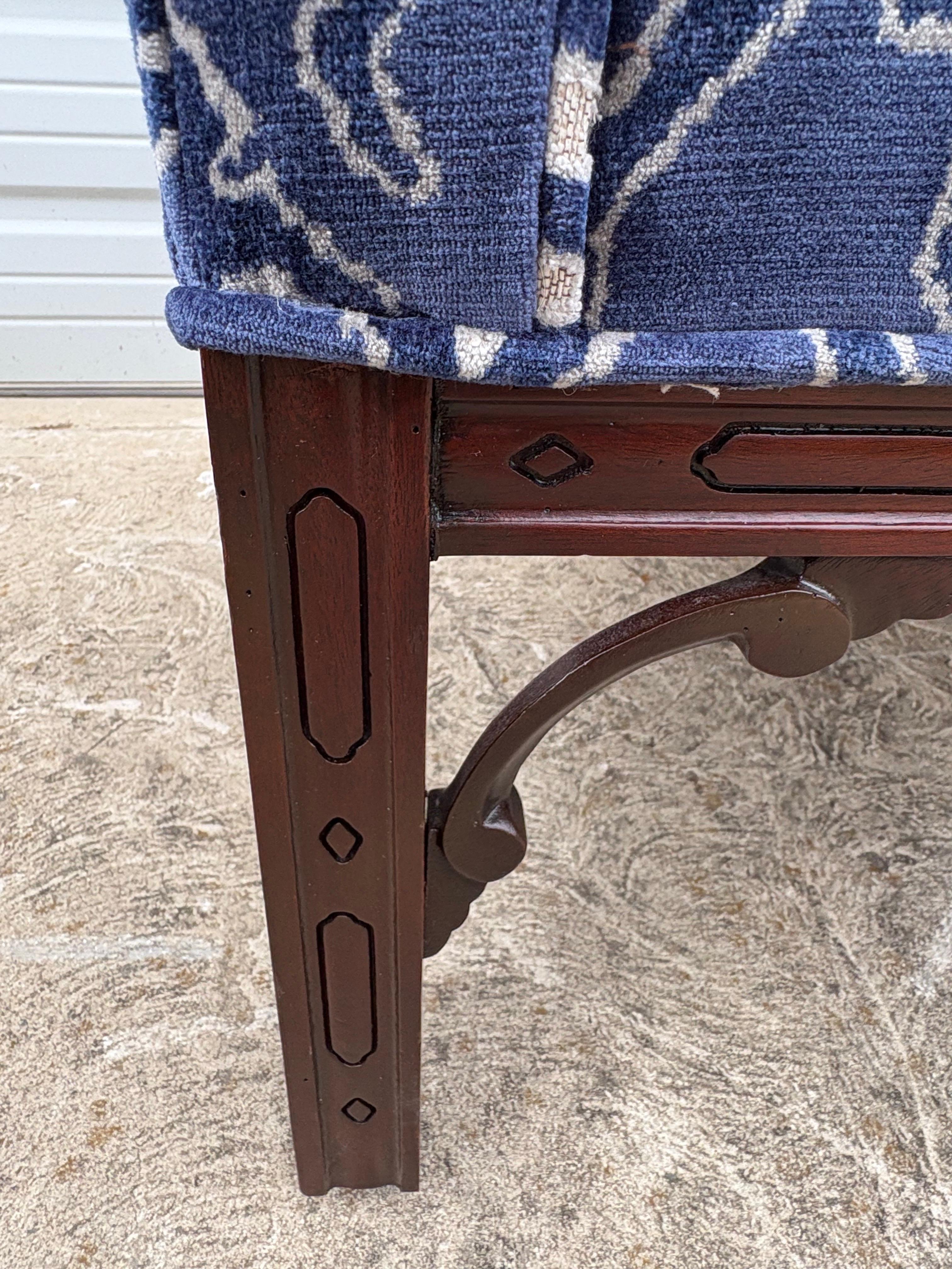 Vintage paire de fauteuils club en velours coupé nouvellement tapissés en vente 1