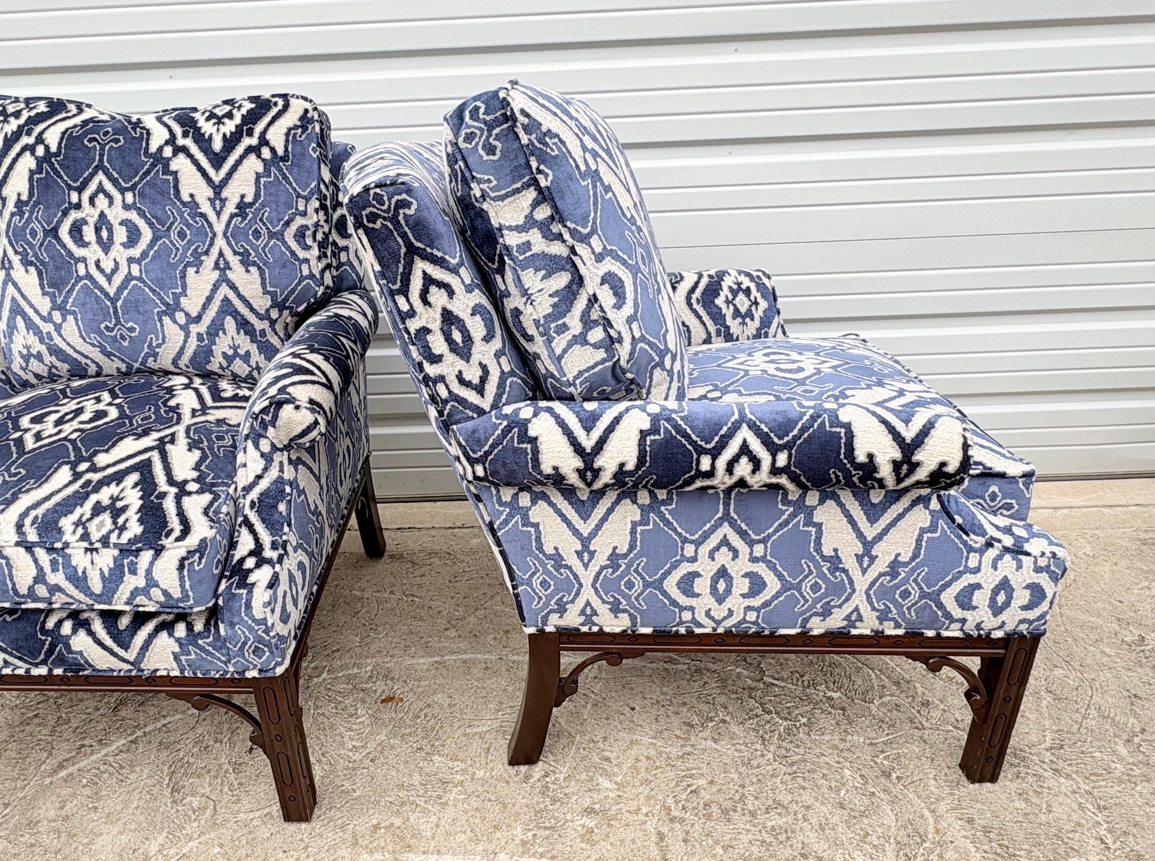 Vintage paire de fauteuils club en velours coupé nouvellement tapissés en vente 2