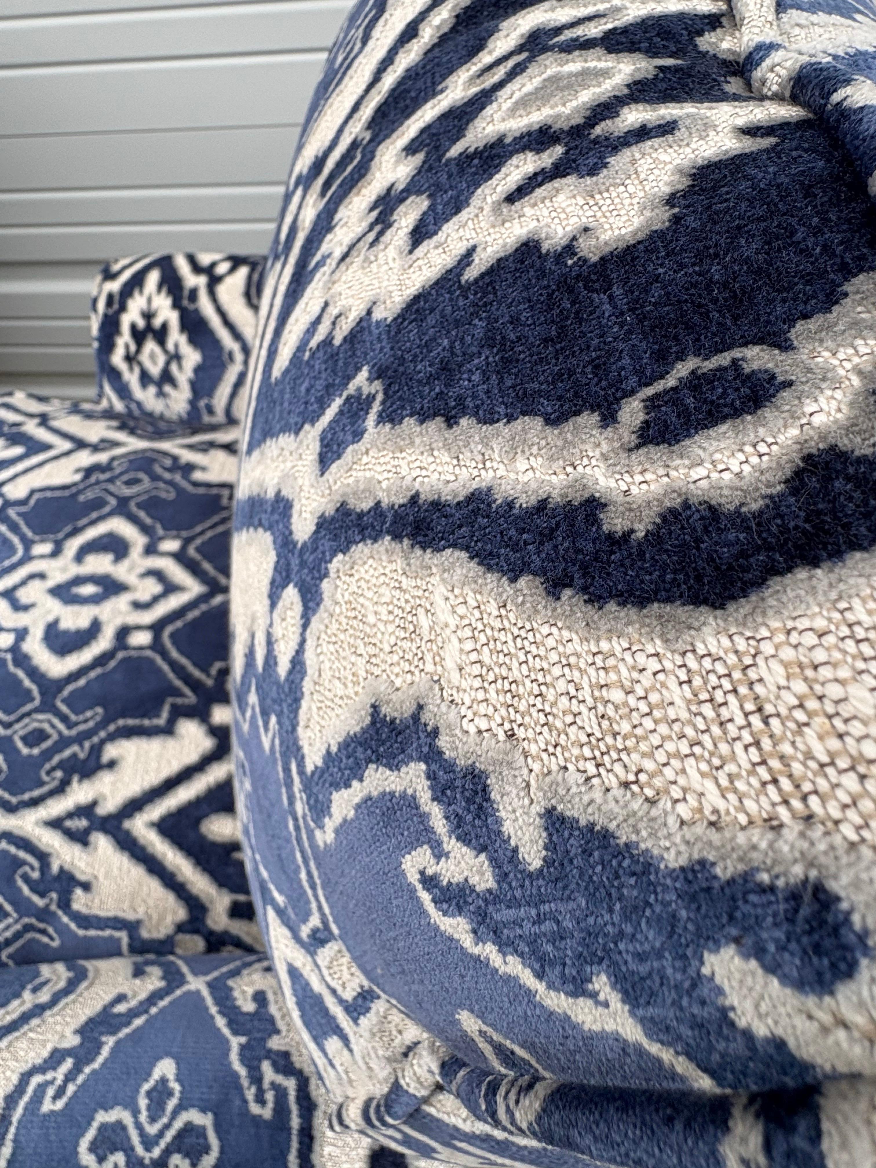 Vintage paire de fauteuils club en velours coupé nouvellement tapissés en vente 4