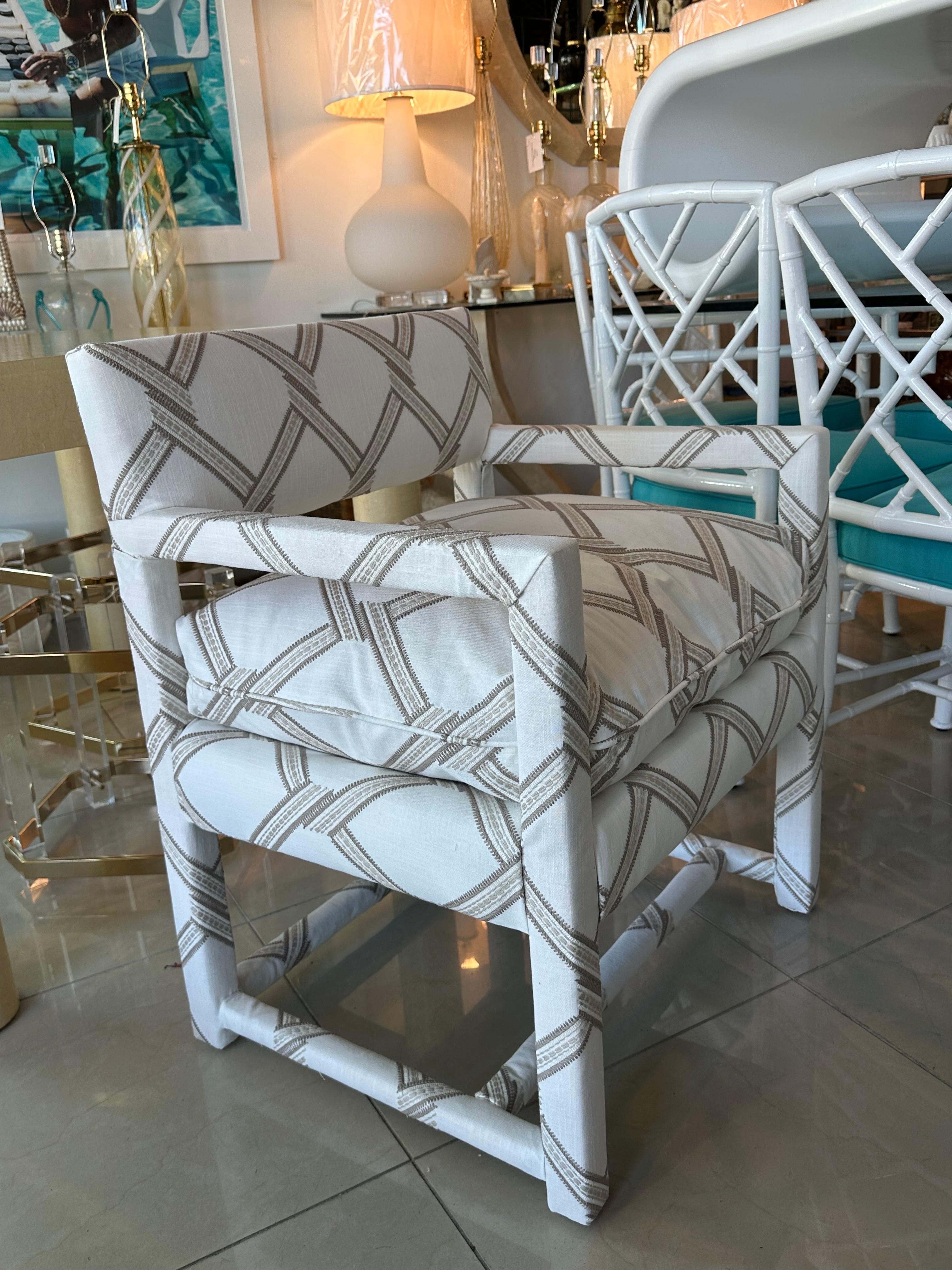 Tissu d'ameublement Paire de fauteuils vintage Parsons de Palm Beach Club récemment tapissés  en vente