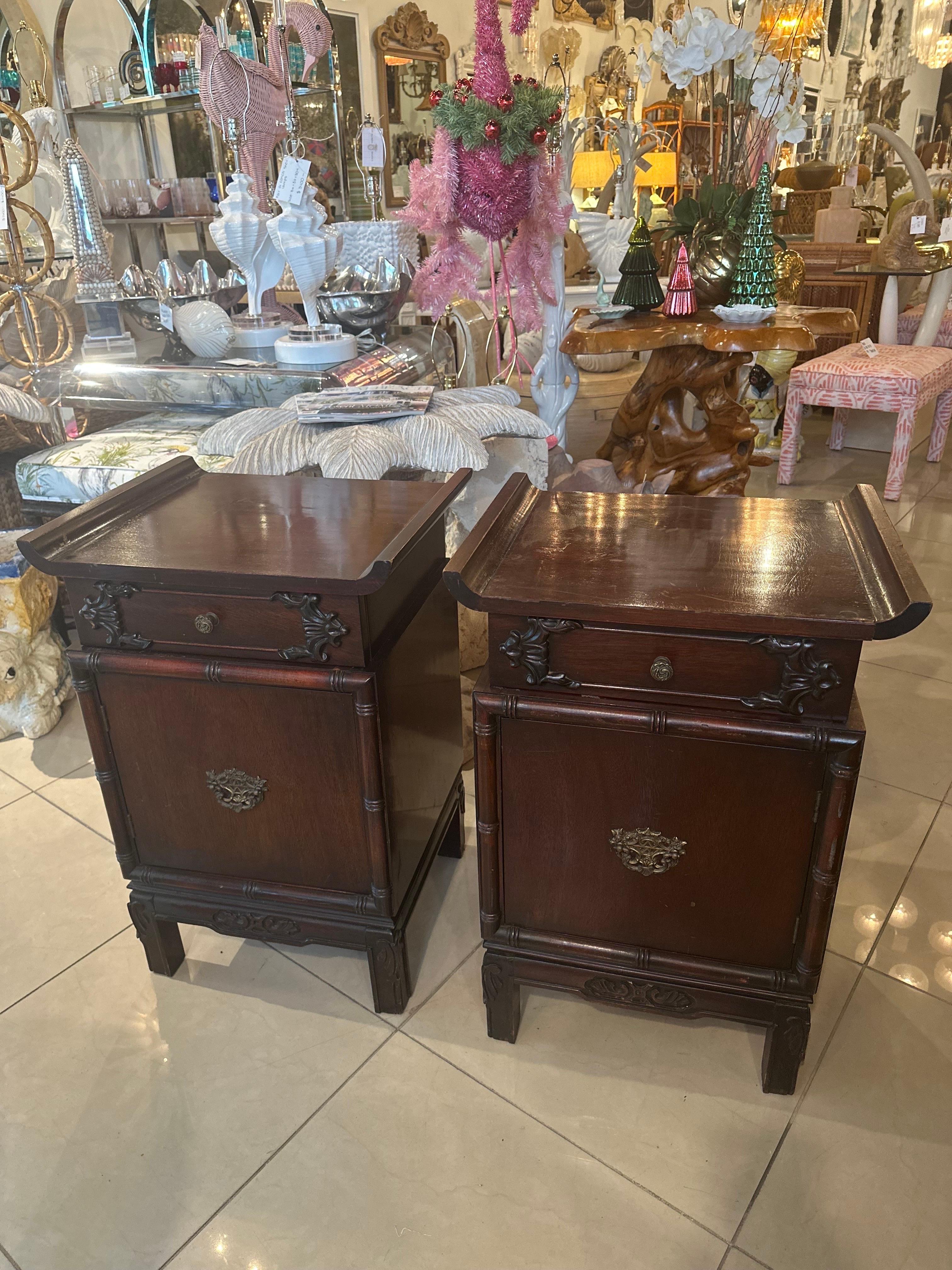 Vintage Pair of Night Stands Pagoda Oriental Altar Mahogany Chinoiserie  In Good Condition For Sale In West Palm Beach, FL
