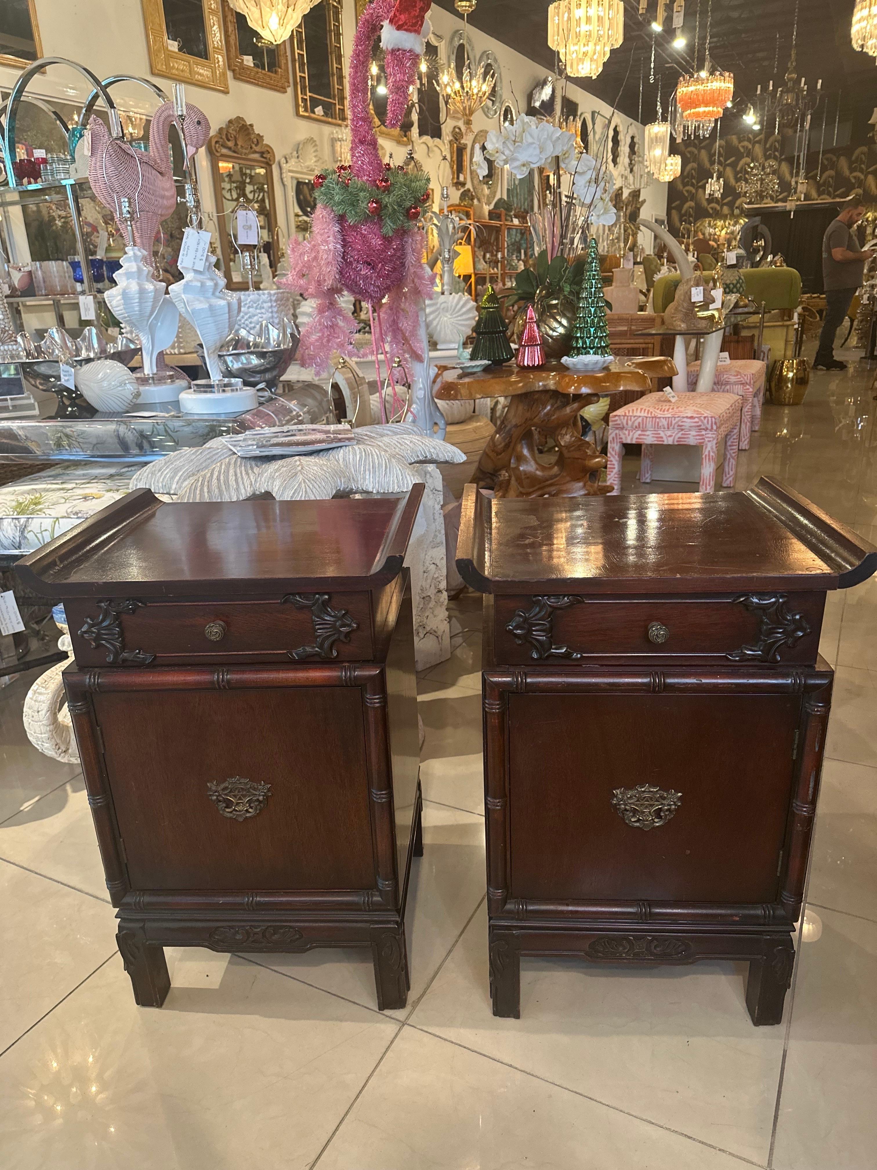 Vintage Pair of Night Stands Pagoda Oriental Altar Mahogany Chinoiserie  For Sale 1