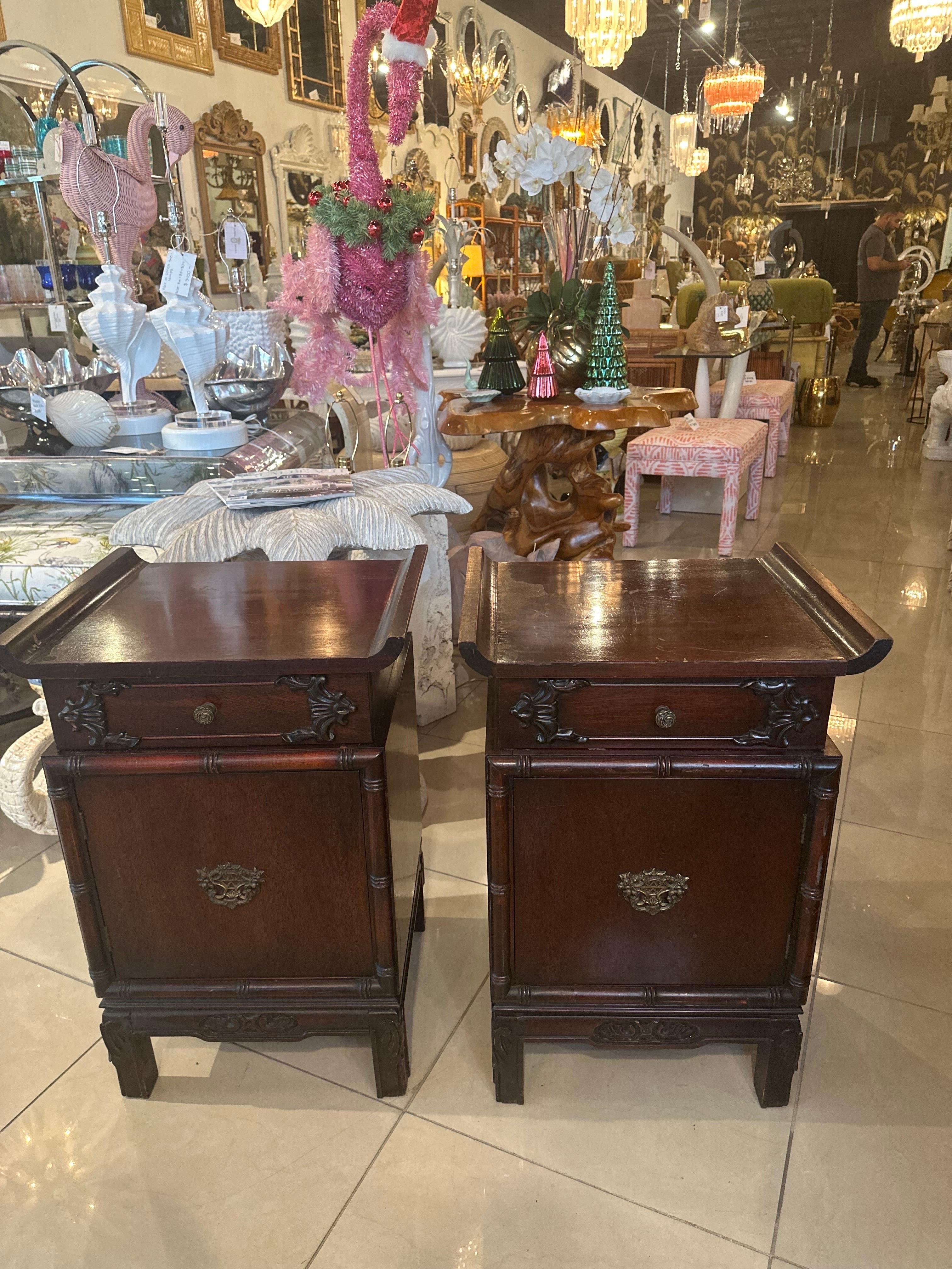 Vintage Pair of Night Stands Pagoda Oriental Altar Mahogany Chinoiserie  For Sale 2