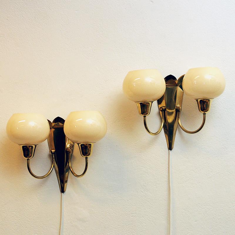 Vintage Pair of Norwegian Brass and Glass Wall Lamps by Br Sæther, 1940s In Good Condition For Sale In Stockholm, SE
