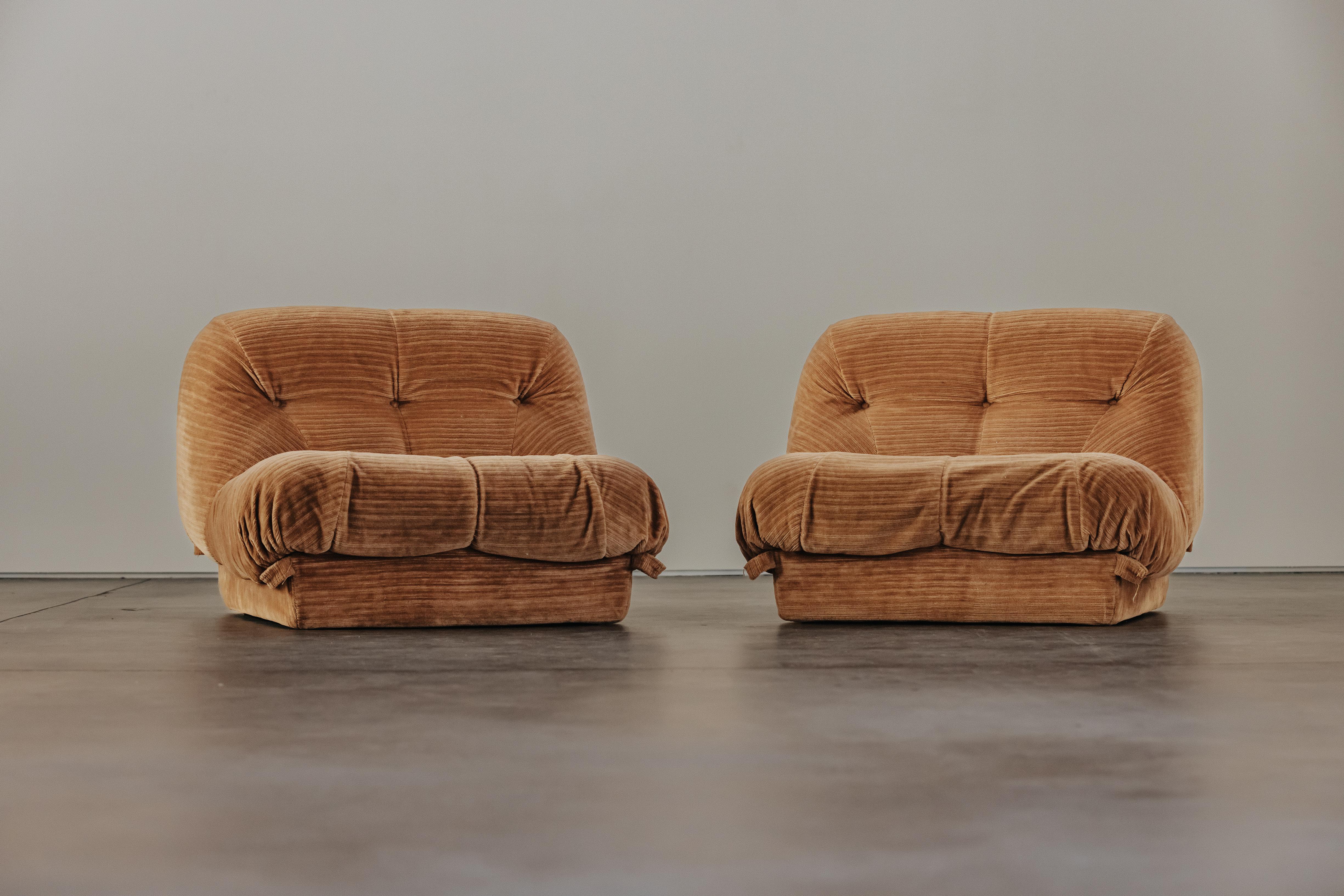 Vintage Pair of Nuvolone Lounge Chairs From Padova, Italy 1970s.  Garniture d'origine en velours côtelé brun doré.  Excellent état.