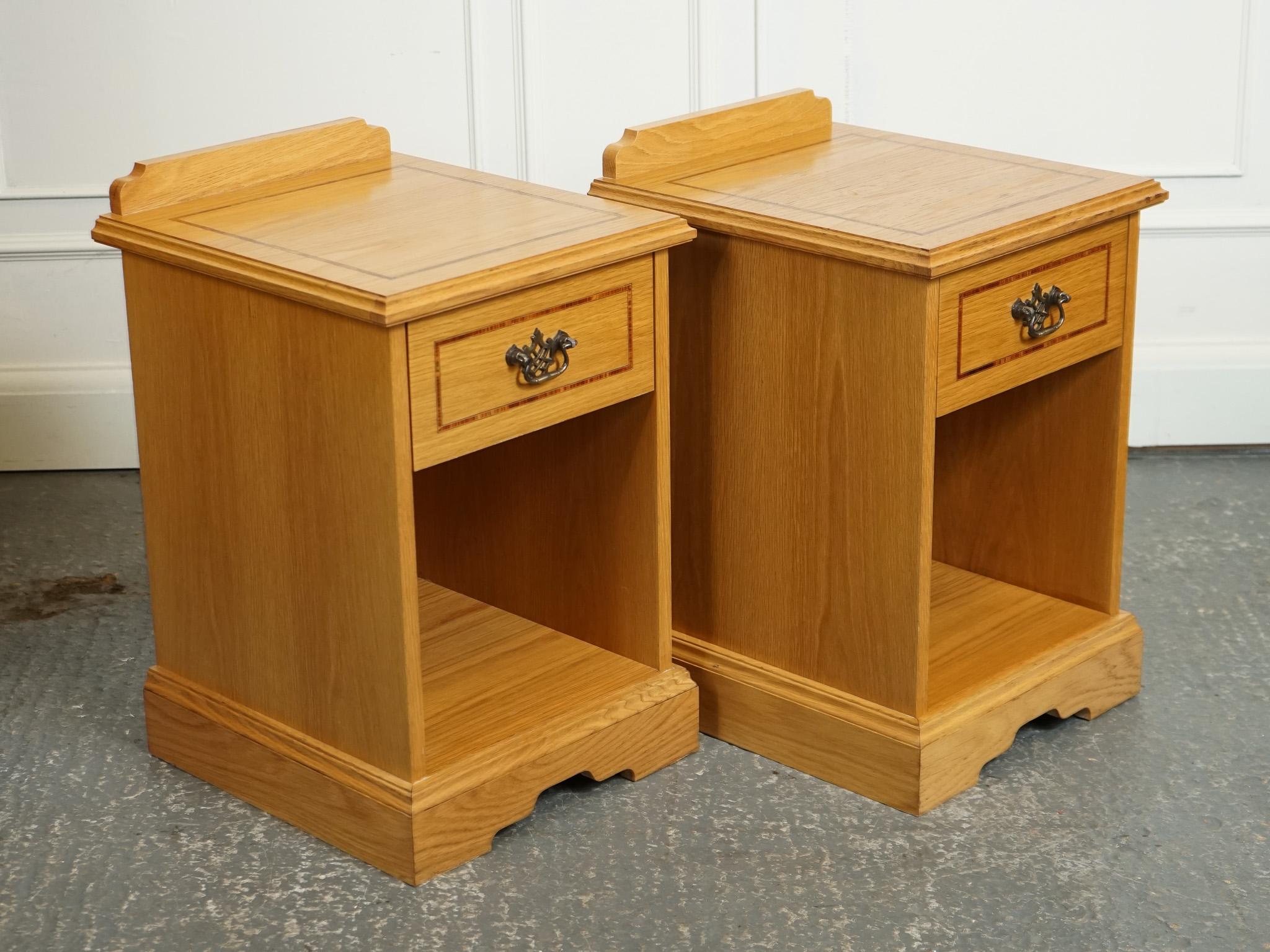 

Wir freuen uns, dieses Vintage Pair Of Oak Bedside Nightstand Cabinets zum Verkauf anzubieten.

 Made by Curtis Furniture würde wahrscheinlich traditionelle Handwerkskunst und Designelemente aufweisen. Diese Nachttische sind aus massiver Eiche