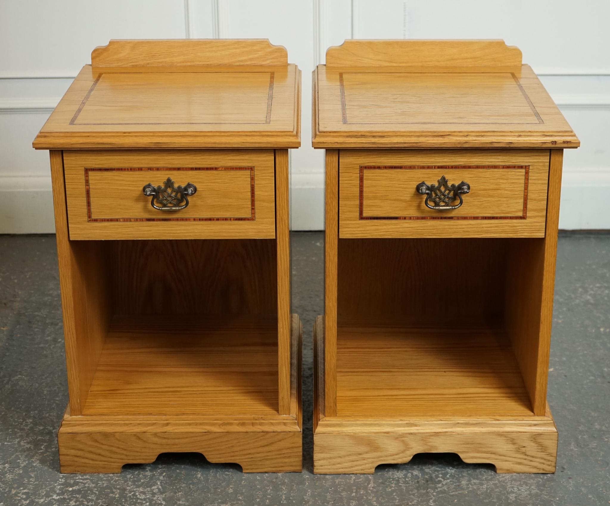 Hand-Crafted VINTAGE PAIR OF OAK KEATS BEDSIDE NIGHTSTAND CABINET MADE BY CURTIS FURNITURE j1 For Sale