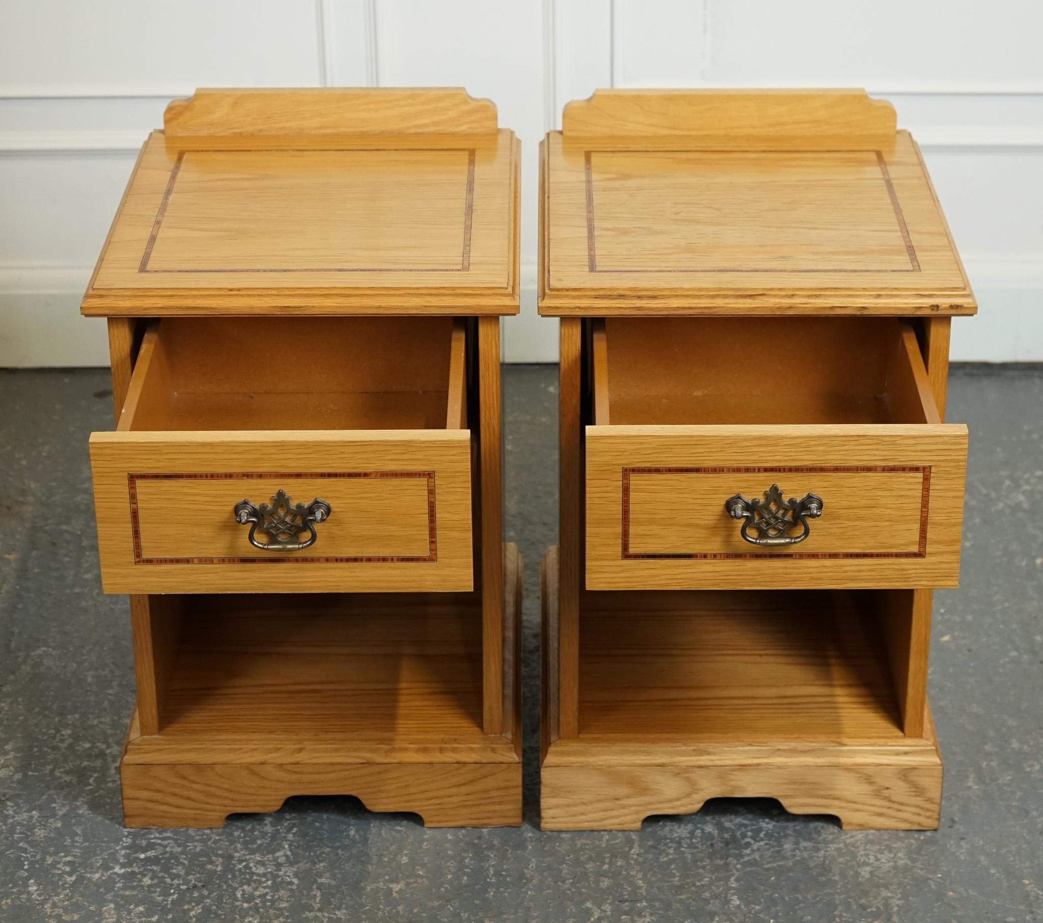 VINTAGE PAIR OF OAK KEATS BEDSIDE NIGHTSTAND CABINET MADE BY CURTIS FURNITURE j1 In Good Condition For Sale In Pulborough, GB