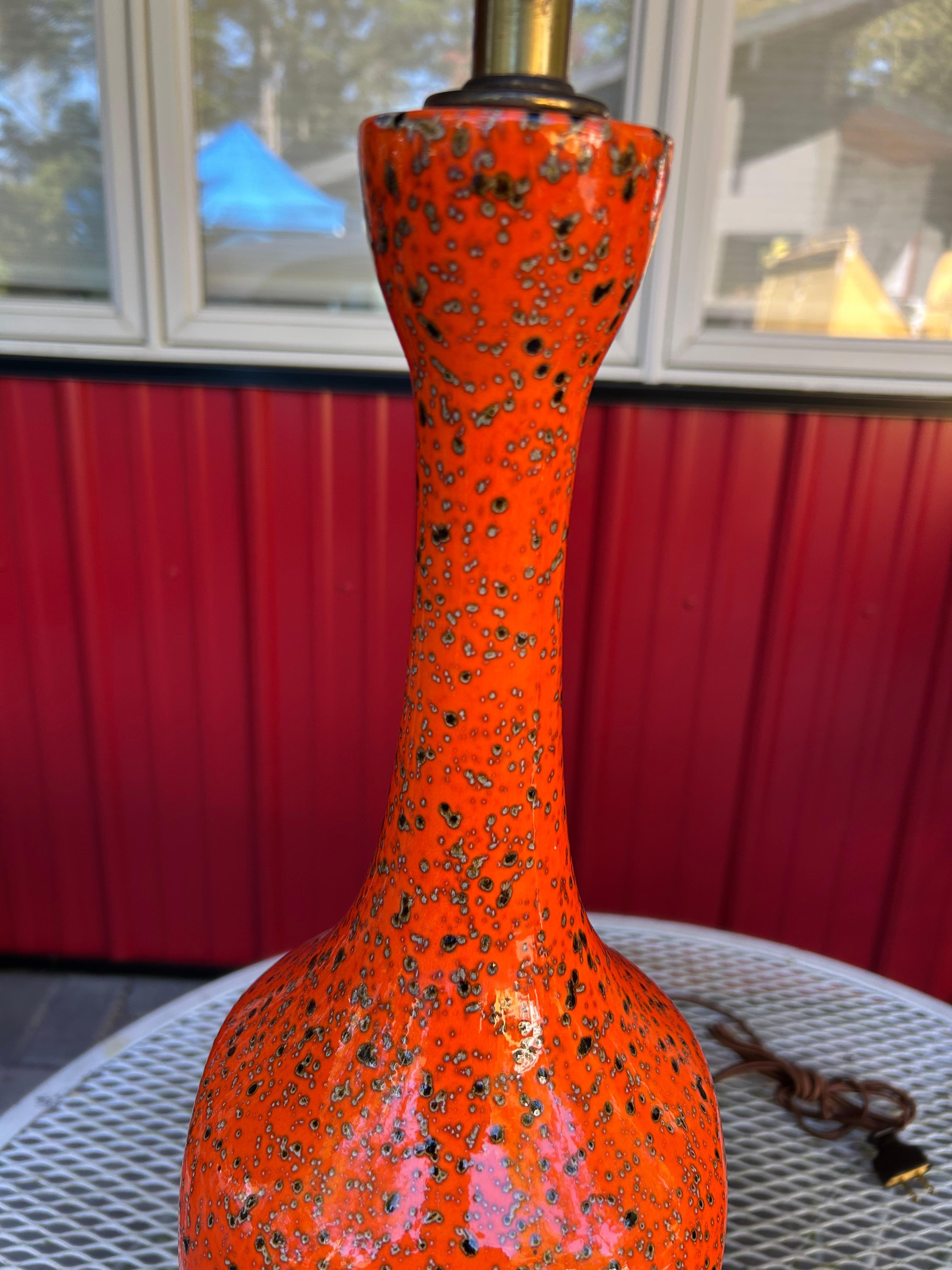 Vintage Pair of Orange Textured Keramik Tischlampen Mitte des Jahrhunderts Modern (amerikanisch) im Angebot