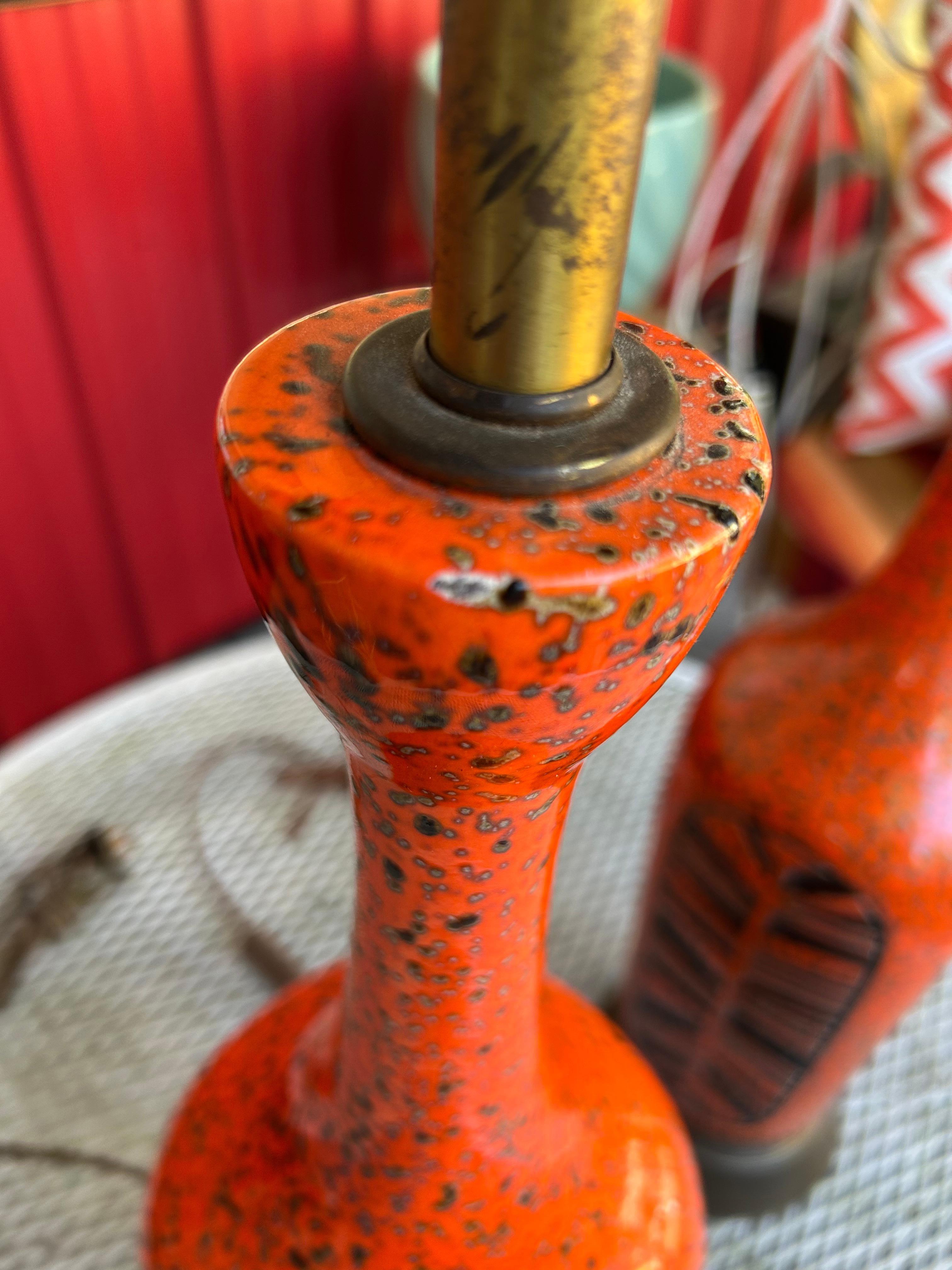 Vintage Pair of Orange Textured Keramik Tischlampen Mitte des Jahrhunderts Modern im Zustand „Gut“ im Angebot in Pemberton, NJ