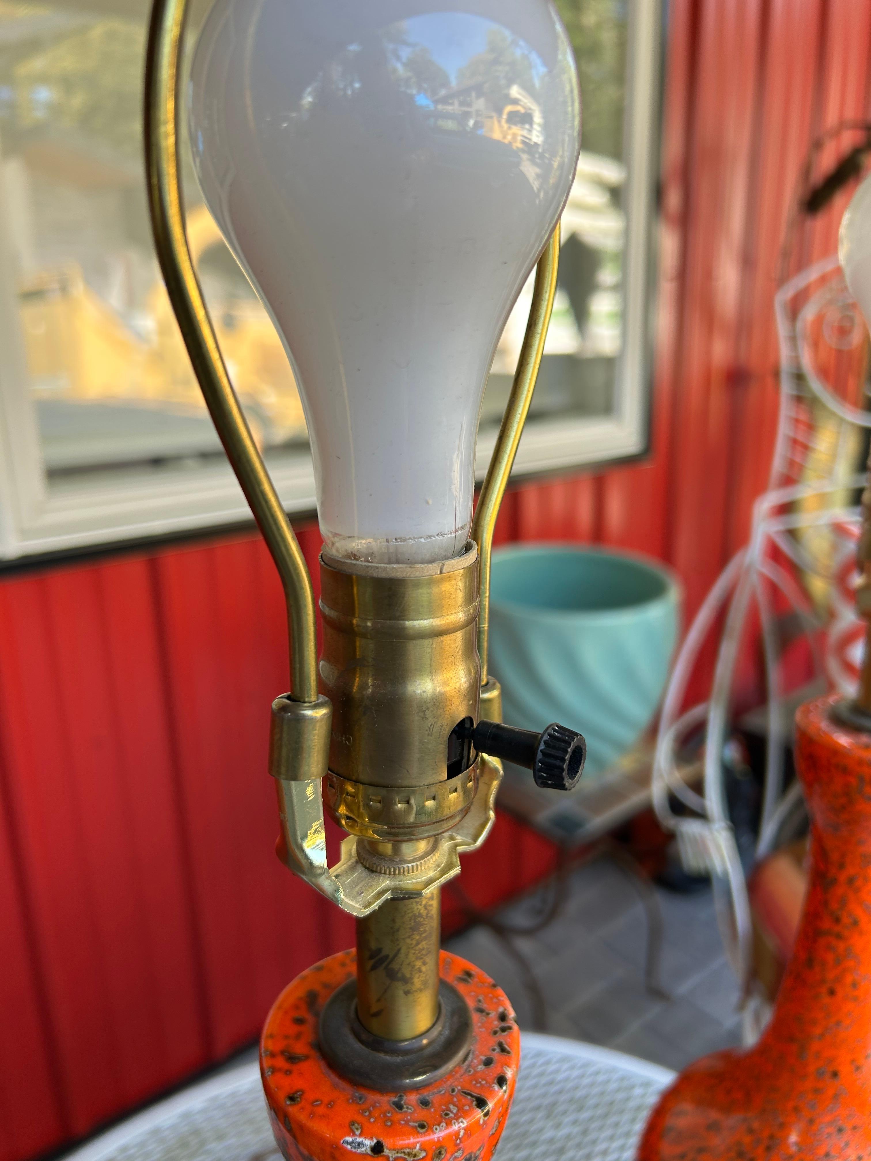Vintage Pair of Orange Textured Keramik Tischlampen Mitte des Jahrhunderts Modern (Messing) im Angebot